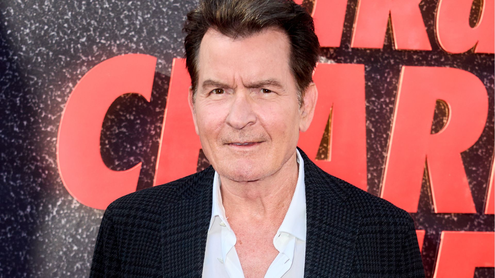 Charlie Sheen revela que já fez sexo com homens e conta tudo das experiências pela 1ª vez: “É libertador”