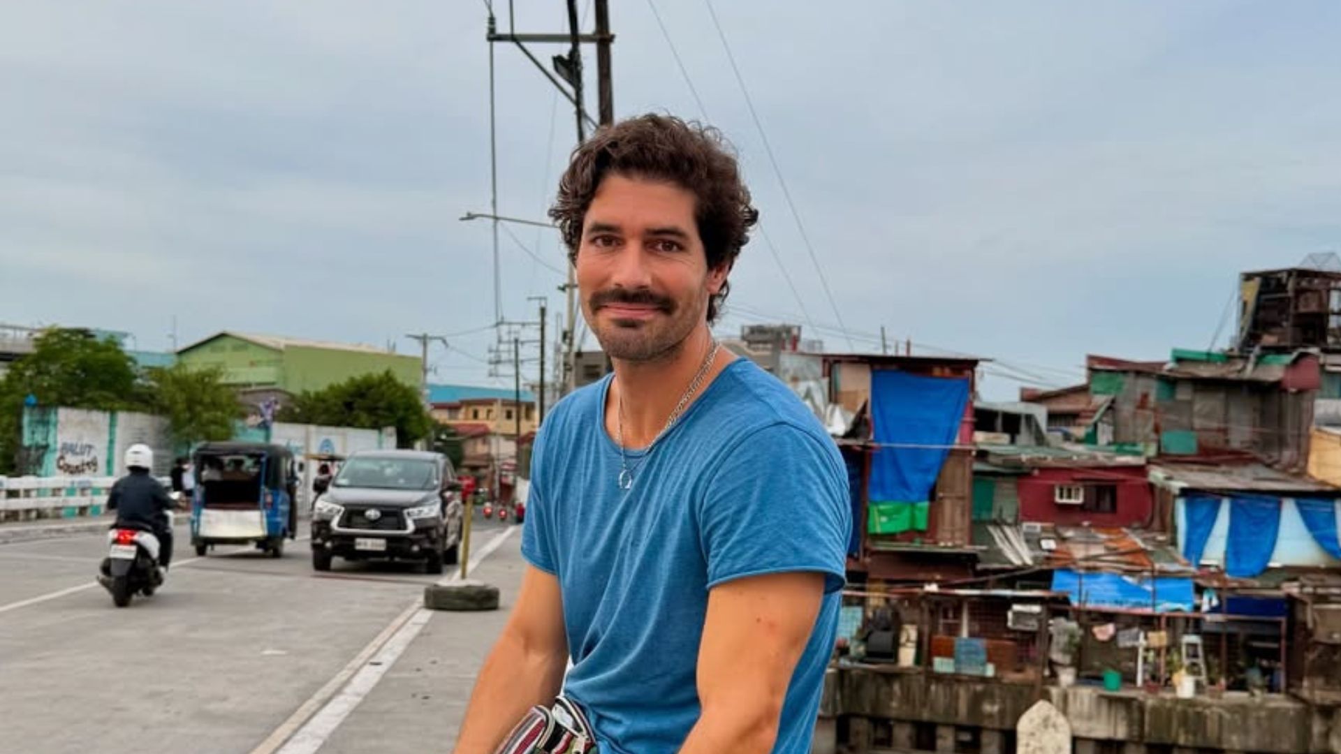 Influenciador espanhol anuncia pausa das redes sociais para virar padre, e surpreende ao explicar decisão; assista