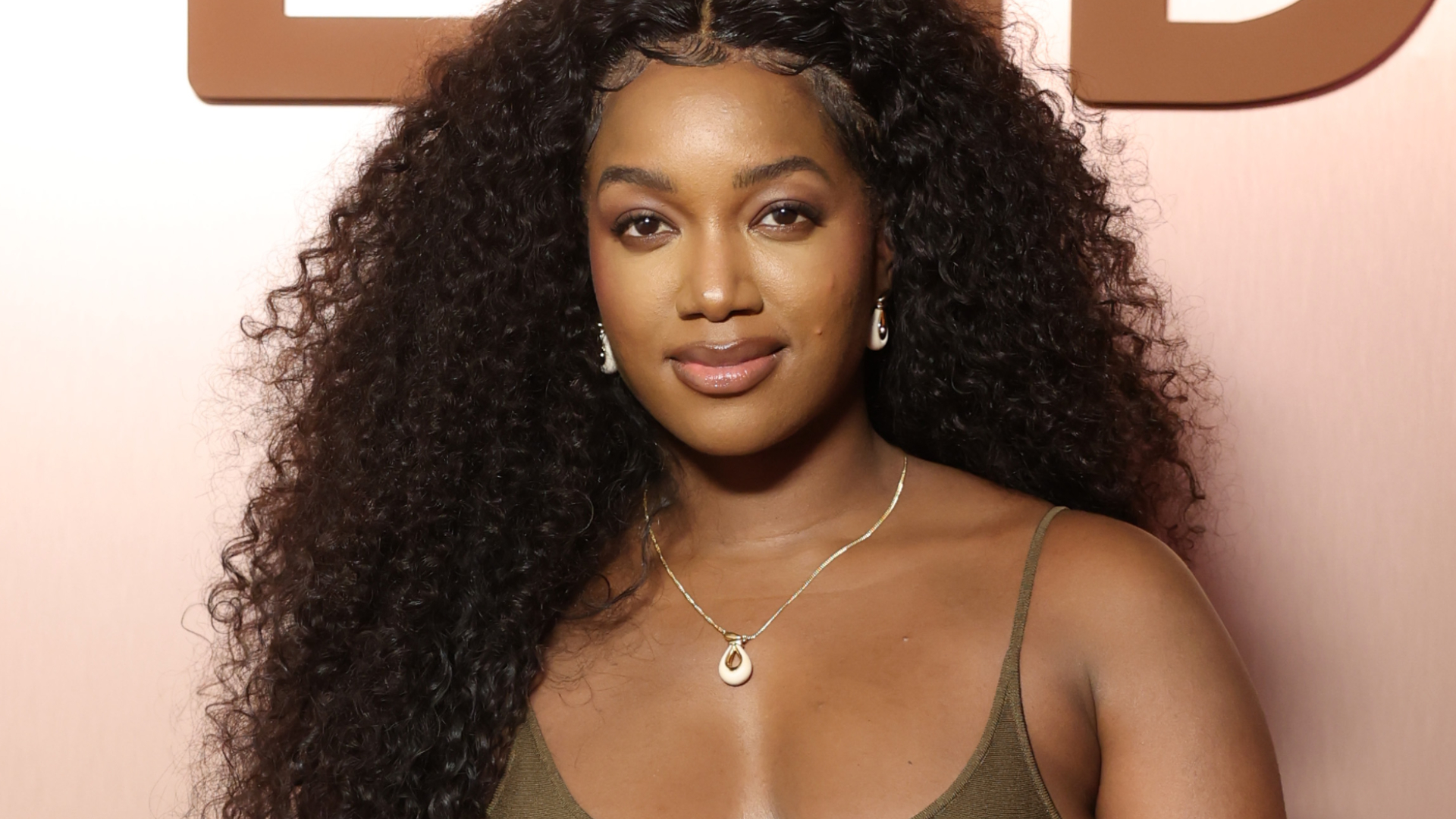 IZA quebra silêncio e reage a críticas após reatar com Yuri Lima; assista