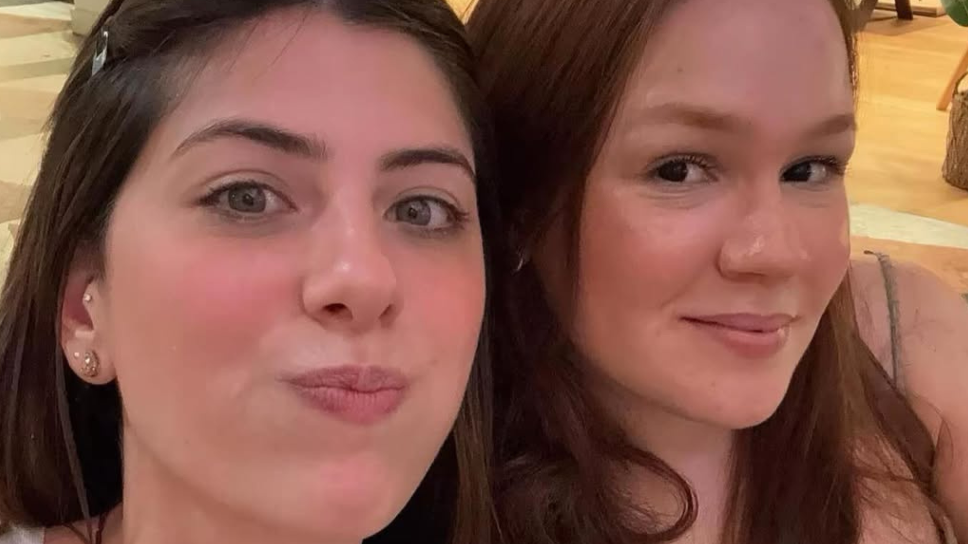 Jovens viralizam ao contar como descobriram que namoravam o mesmo homem por anos: “Unidas pelo chifre”; assista