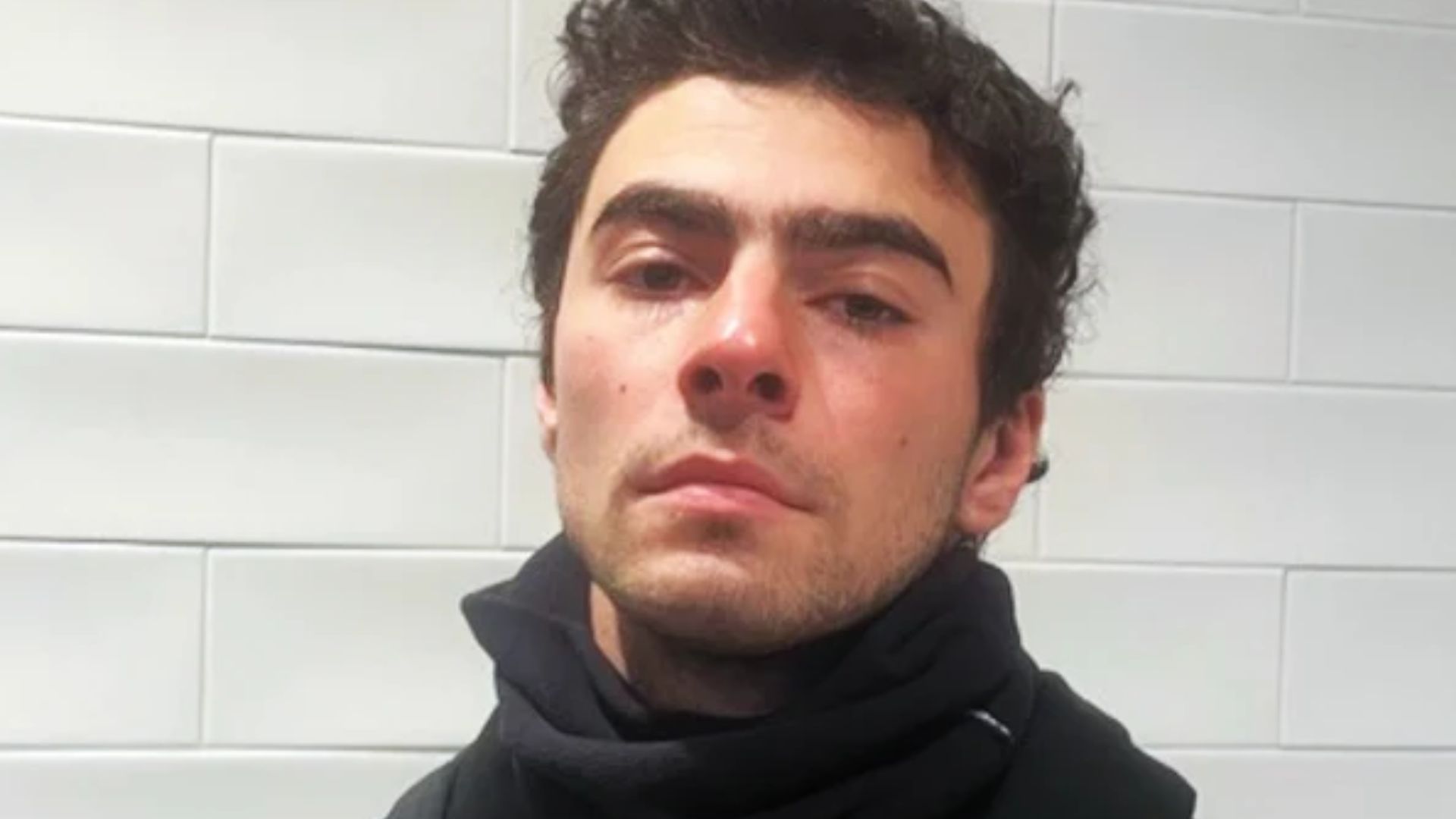 Luigi Mangione, acusado de assassinar CEO nos EUA, aparece como modelo em site de gigante do fast fashion; empresa se manifesta e toma atitude