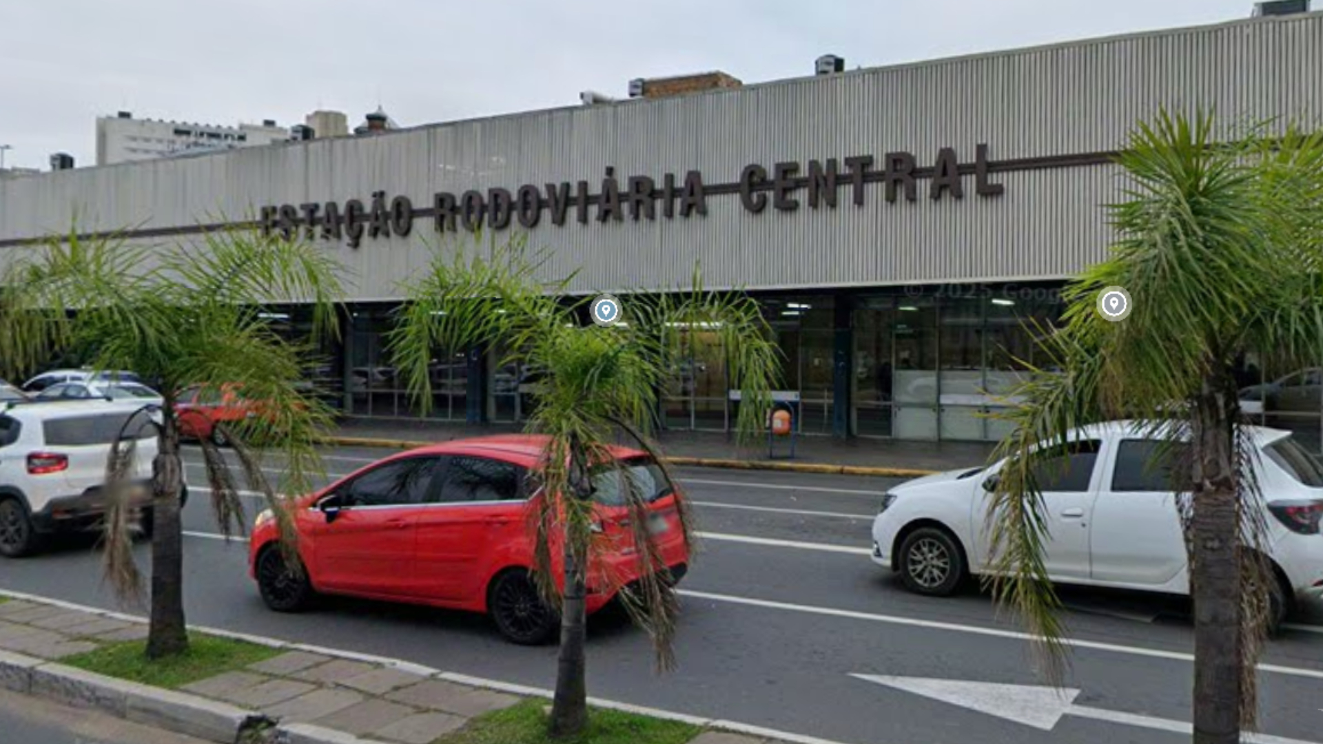 Polícia divulga imagens de suspeito que deixou mala com corpo humano em rodoviária do RS; veja