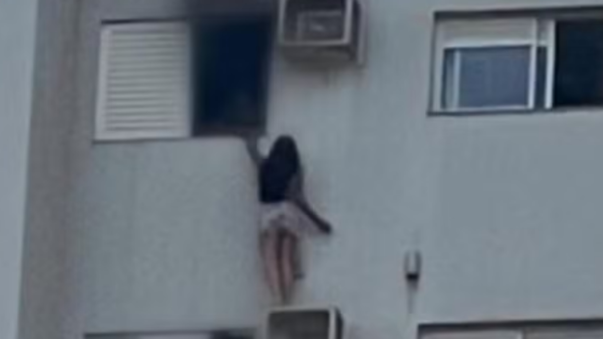 Vídeo: Mulher se pendura em ar-condicionado para salvar mãe e criança de incêndio no PR; hospital atualiza estado de saúde das vítimas Vídeo: Mulher se pendura em ar-condicionado para salvar mãe e criança de incêndio no PR; hospital atualiza estado de saúde das vítimas