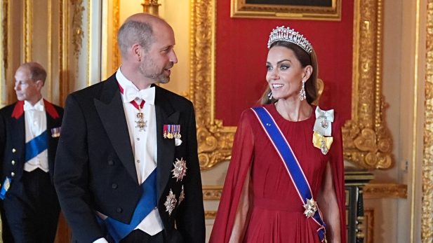 Fontes apontam atitude de príncipe William e Kate Middleton que está transformando a família real Fontes apontam atitude de príncipe William e Kate Middleton que está transformando a família real
