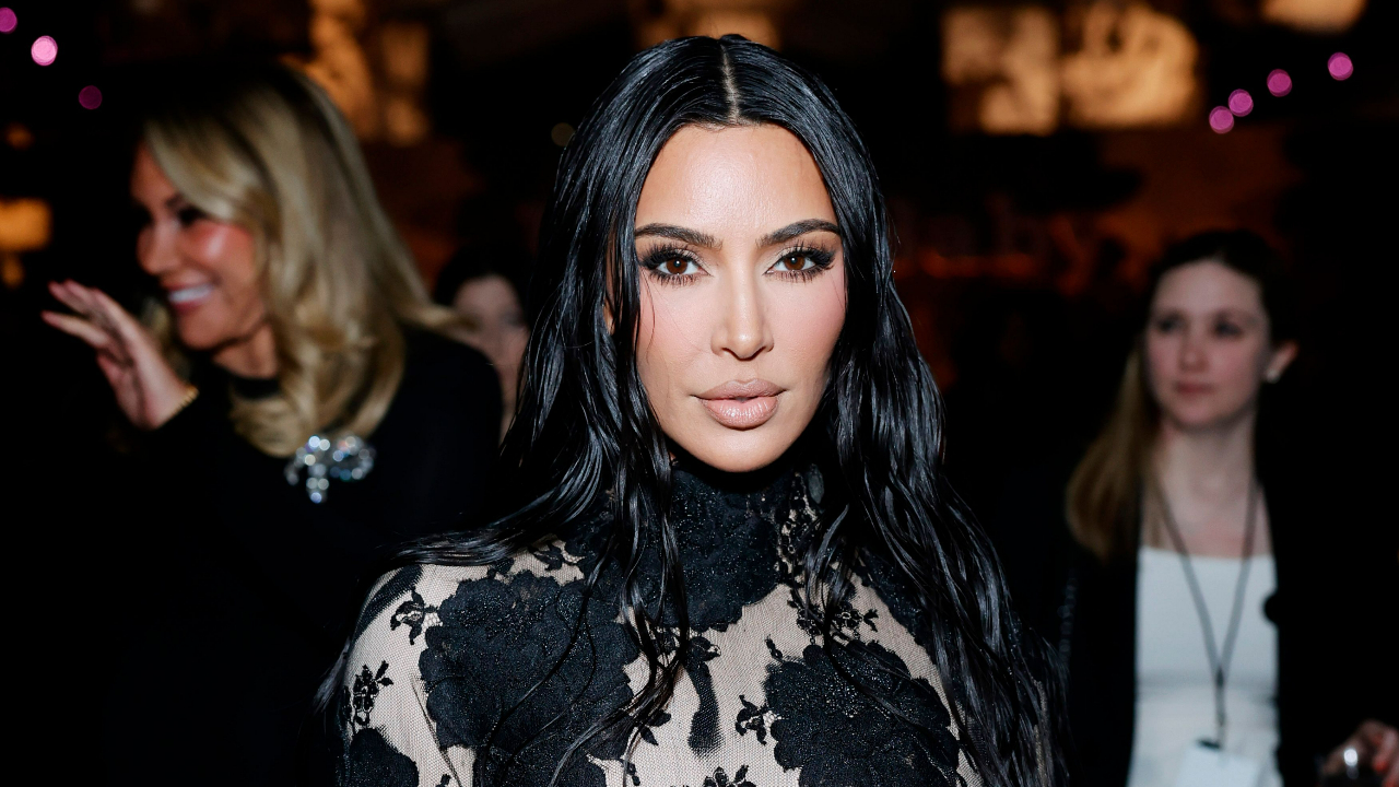 Kim Kardashian expõe reação inesperada ao descobrir traição de ex, e choca ao revelar fortuna gasta com beleza; assista Kim Kardashian expõe reação inesperada ao descobrir traição de ex, e choca ao revelar fortuna gasta com beleza; assista