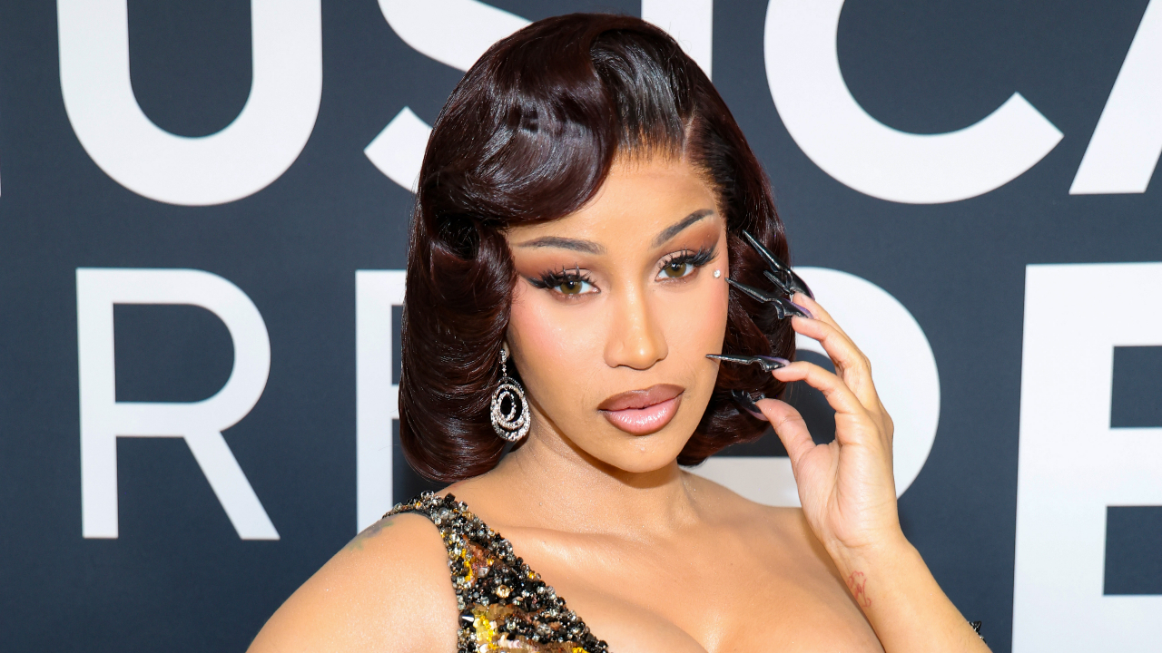 Cardi B choca ao admitir há quanto tempo não lava o cabelo e revelar detalhes; assista Cardi B choca ao admitir há quanto tempo não lava o cabelo e revelar detalhes; assista