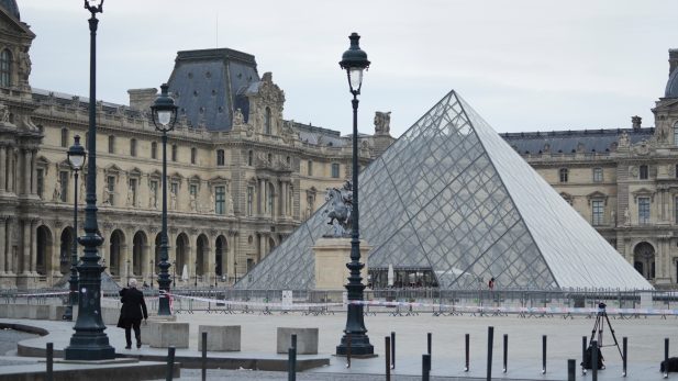 Ladrões invadem Museu do Louvre em minutos e fogem de scooter em Paris; saiba o que foi levado Ladrões invadem Museu do Louvre em minutos e fogem de scooter em Paris; saiba o que foi levado (Foto: Getty)