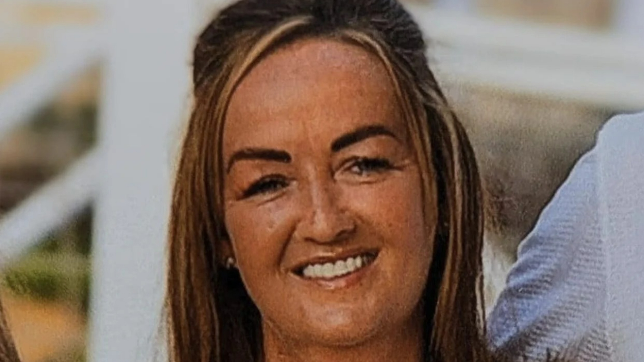 Mulher morre eletrocutada após celular cair na banheira em Dublin Mulher morre eletrocutada após celular cair na banheira em Dublin