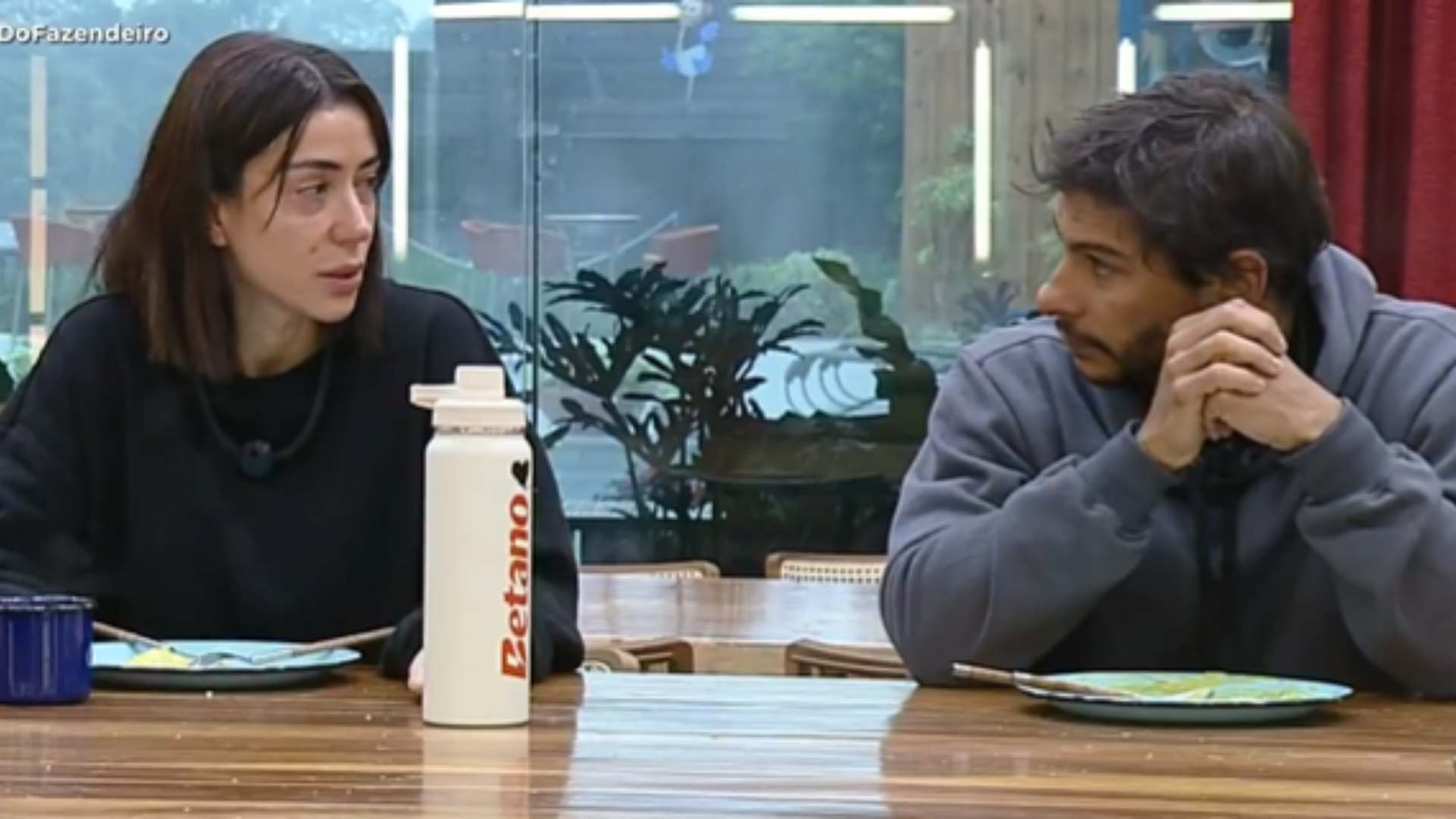 A Fazenda 17: Eliminados, Michelle e Shia tomam decisão sobre romance fora do reality; assista A Fazenda 17: Michelle Barros e Shia Phoenix. (Reprodução/Record)