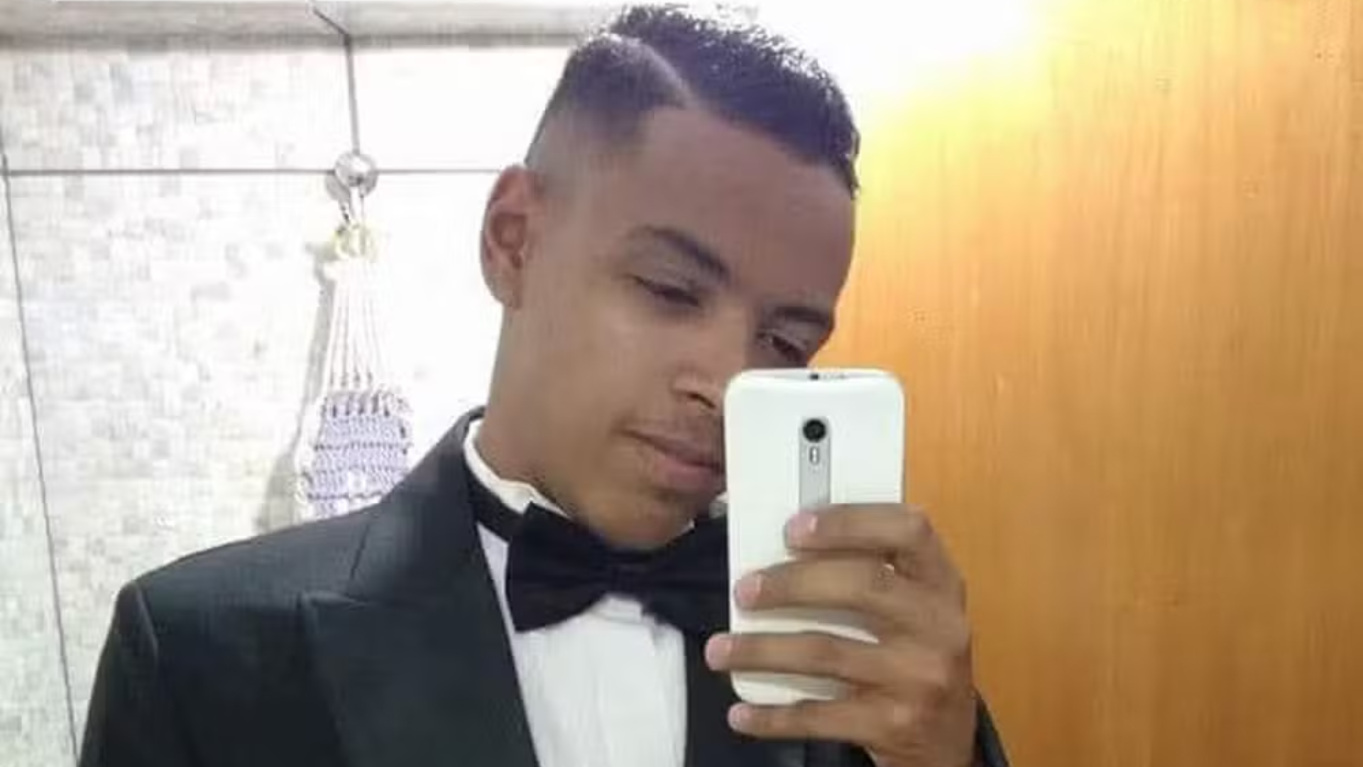 Jovem em coma por suspeita de intoxicação com metanol tem quadro atualizado pela mãe, que desabafa Jovem que está em coma por suspeita de intoxicação com metanol tem quadro atualizado pela mãe (Reprodução/Arquivo Pessoal)