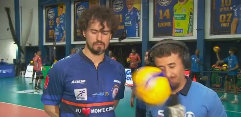 Repórter Rodrigo Castro, do SportTV, leva bolada durante transmissão ao vivo da Superliga: “Ardeu demais”; assista Repórter Rodrigo Castro, do SportTV, leva bolada durante transmissão ao vivo da Superliga: “Ardeu demais”; assista