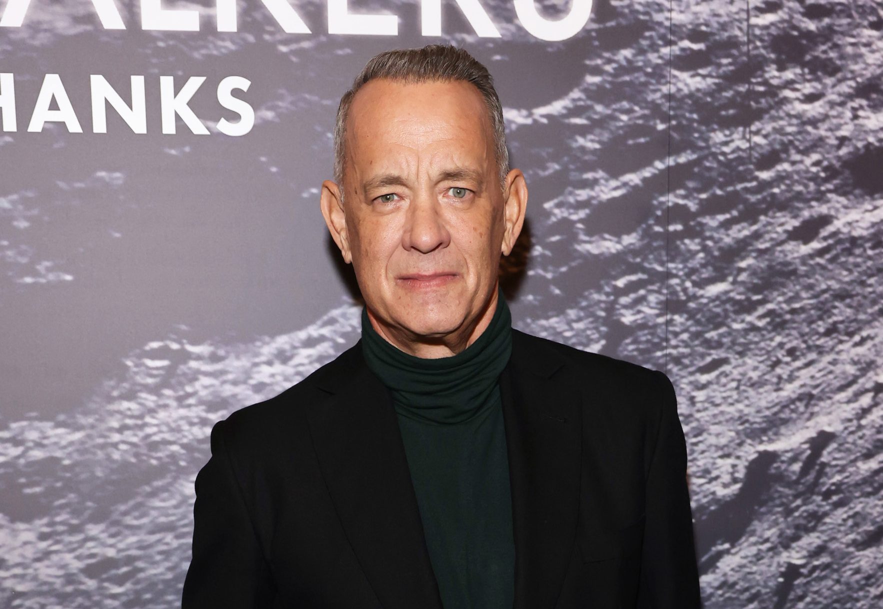 Tom Hanks se “disfarça” no metrô de NY, mas é reconhecido após cometer deslize; veja fotos LONDON, ENGLAND - DECEMBER 05: Tom Hanks attends the World Premiere of "The Moonwalkers: A Journey With Tom Hanks" at Lightroom on December 05, 2023 in London, England. (Photo by Max Cisotti/Dave Benett/Getty Images)