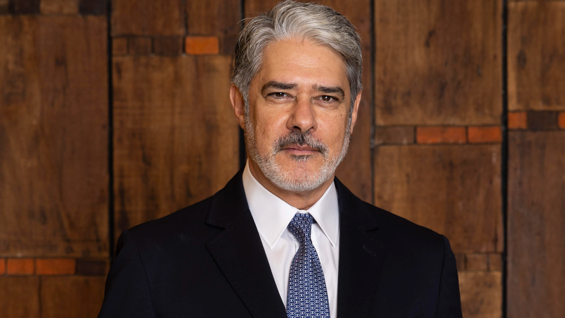 William Bonner se emociona e passa o bastão a César Tralli em edição histórica do “Jornal Nacional”; assista William Bonner se emociona e passa o bastão a César Tralli em edição histórica do “Jornal Nacional”; assista