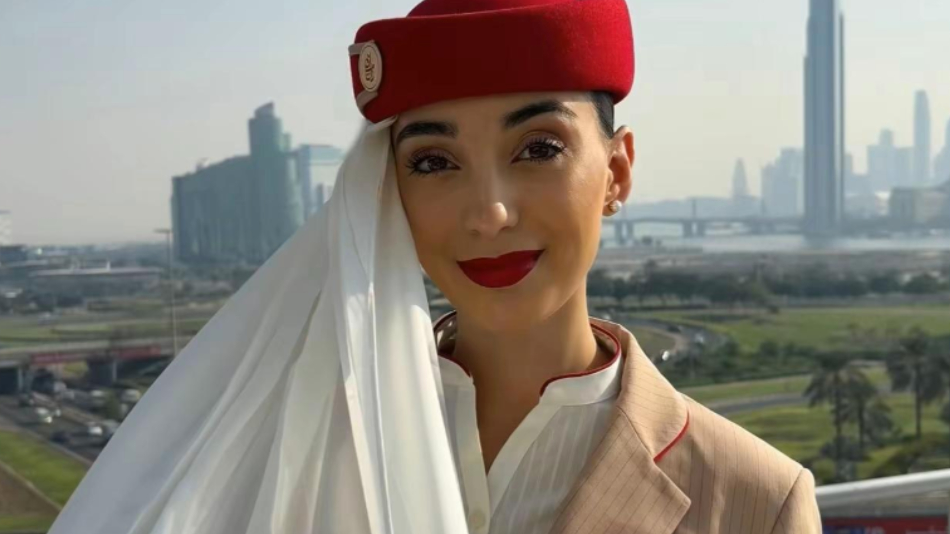Comissária de bordo viraliza ao revelar salário e benefícios de luxo de companhia aérea de Dubai; assista Comissária de bordo viraliza ao revelar salário e benefícios de luxo de companhia aérea de Dubai; assista
