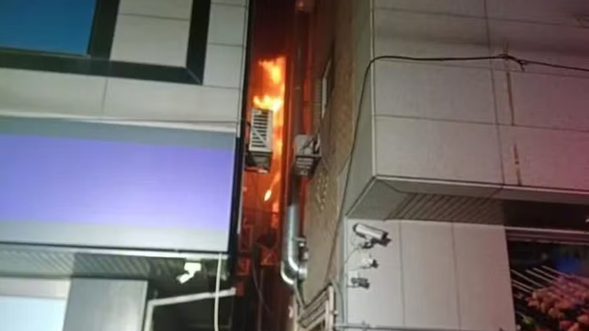 Mulher incendeia prédio ao tentar matar barata com lança-chamas na Coreia do Sul, e caso tem desfecho trágico Mulher incendeia prédio ao tentar matar barata com lança-chamas na Coreia do Sul e caso tem desfecho trágico (Foto: Reprodução/ Globo)