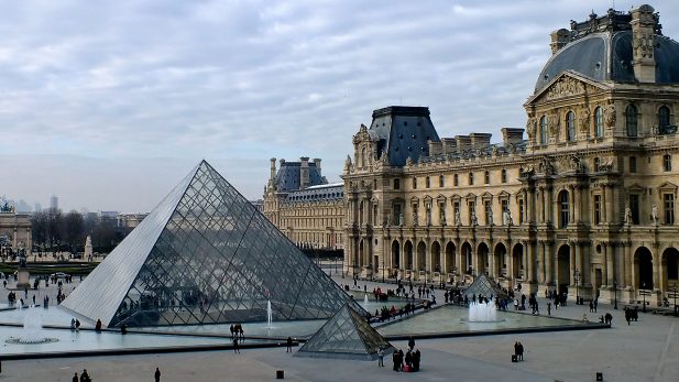 Mulher faz vídeo no Museu do Louvre no dia do roubo e percebe detalhe surpreendente; assista Mulher faz vídeo no Museu do Louvre no dia do roubo e percebe detalhe surpreendente; assista