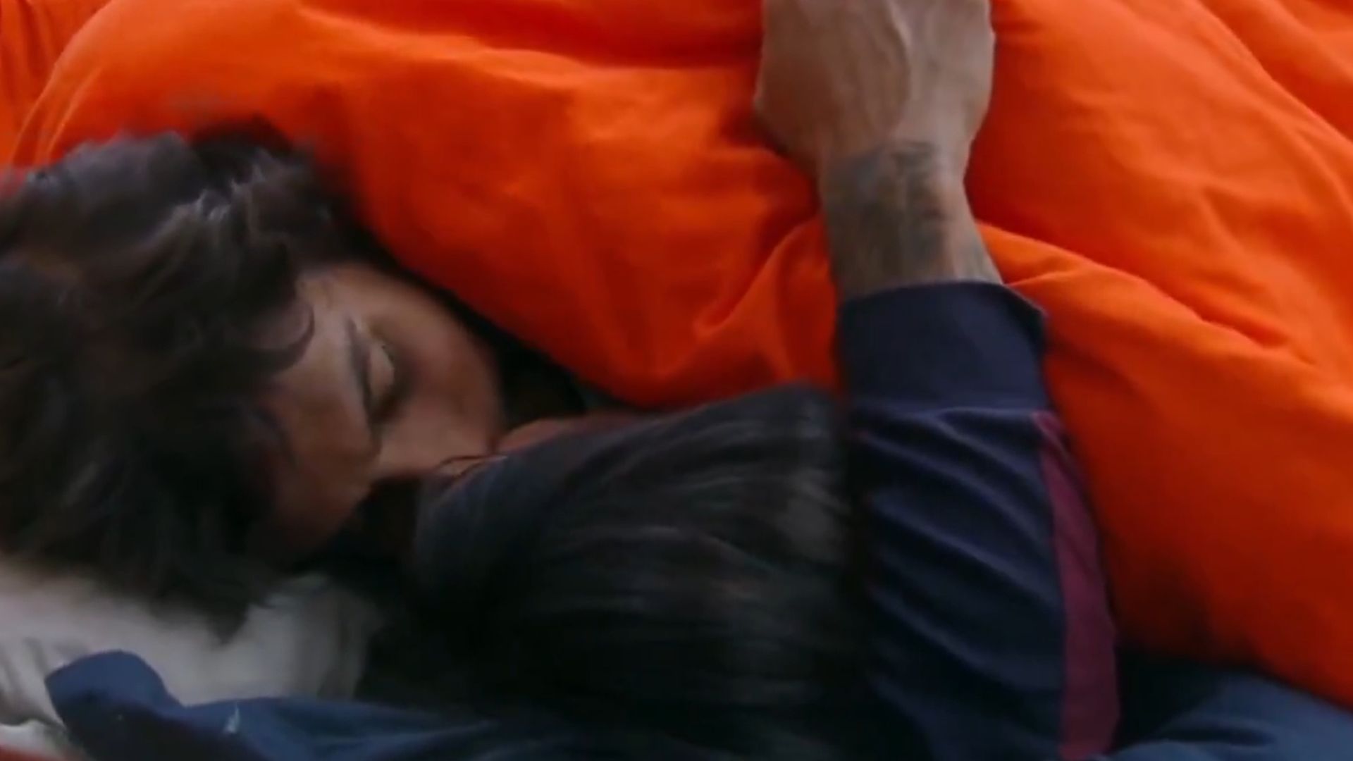 A Fazenda 17: Michelle Barros e Shia quebram promessa e se beijam embaixo do edredom; assista A Fazenda 17: Shia e Michelle não resistem e se beijam; assista (Foto: Reprodução/ TV Record)