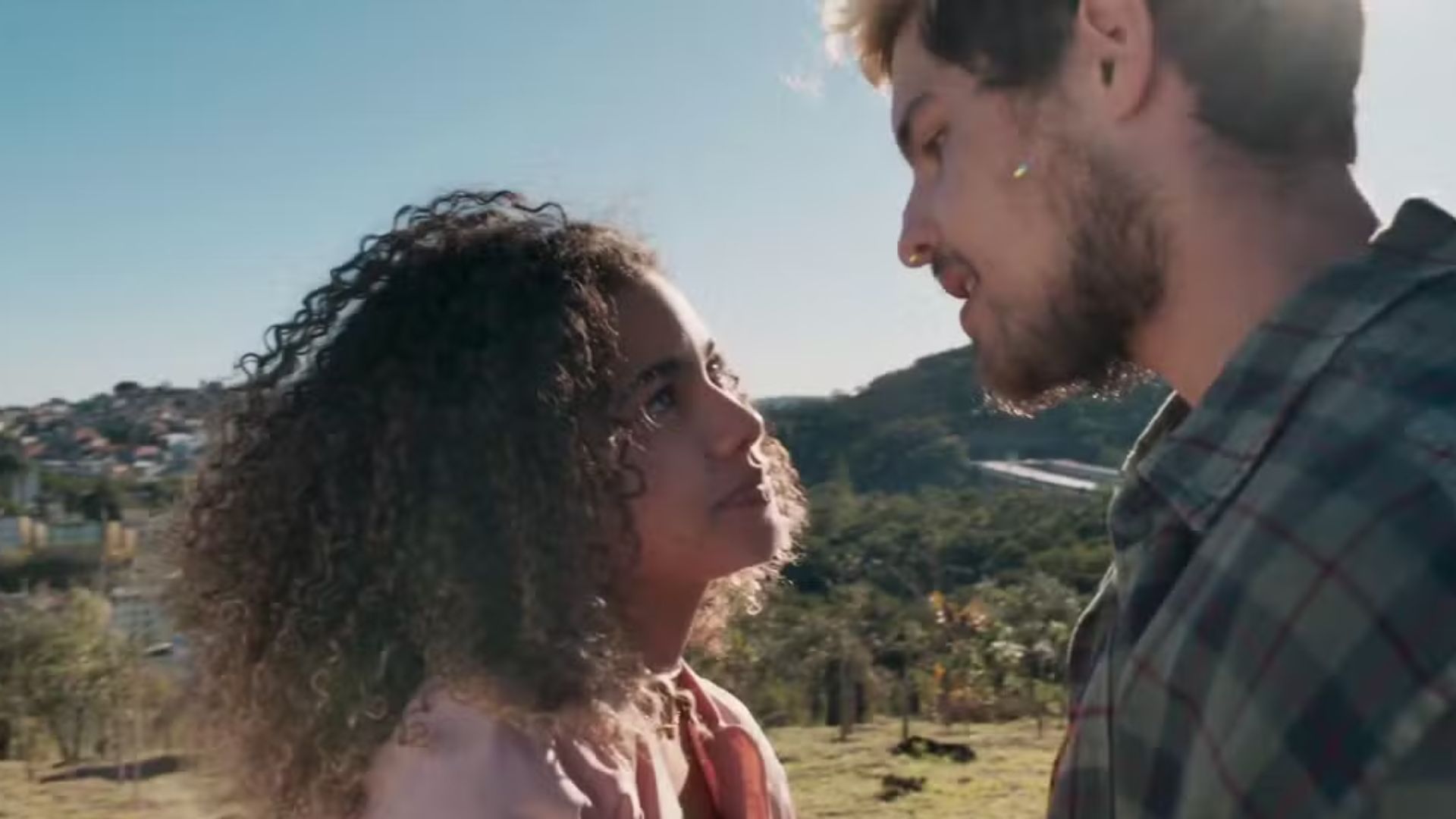 Três Graças: Joélly fica em completo choque com reação de Raul ao descobrir gravidez Três Graças: Joélly fica chocada com reação de Raul após descobrir gravidez (Foto: Reprodução/ Globo)