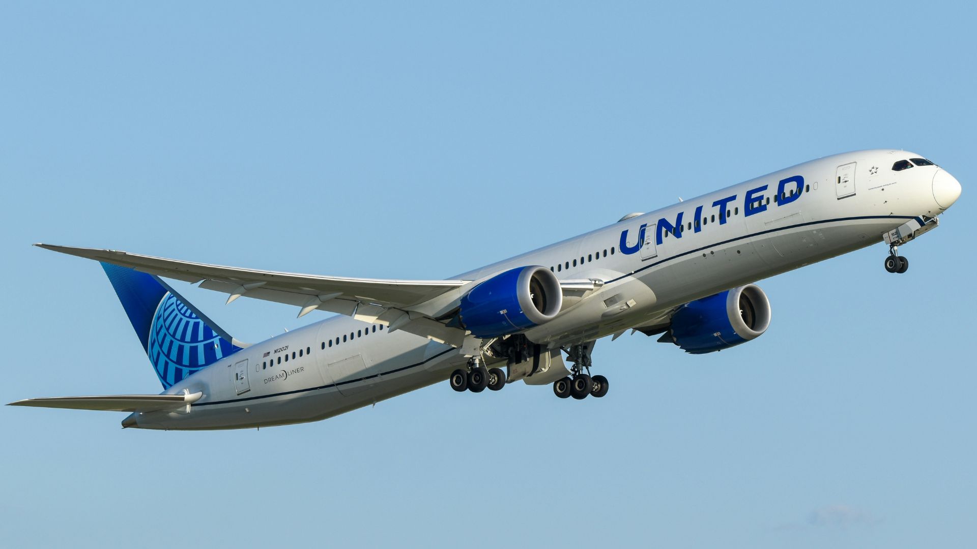 Passageiro deixa cair notebook no compartimento de carga de avião nos EUA, e piloto toma atitude inesperada Avião precisa retornar a aeroporto após passageiro deixar cair notebook no compartimento de carga (Foto: Unsplash)