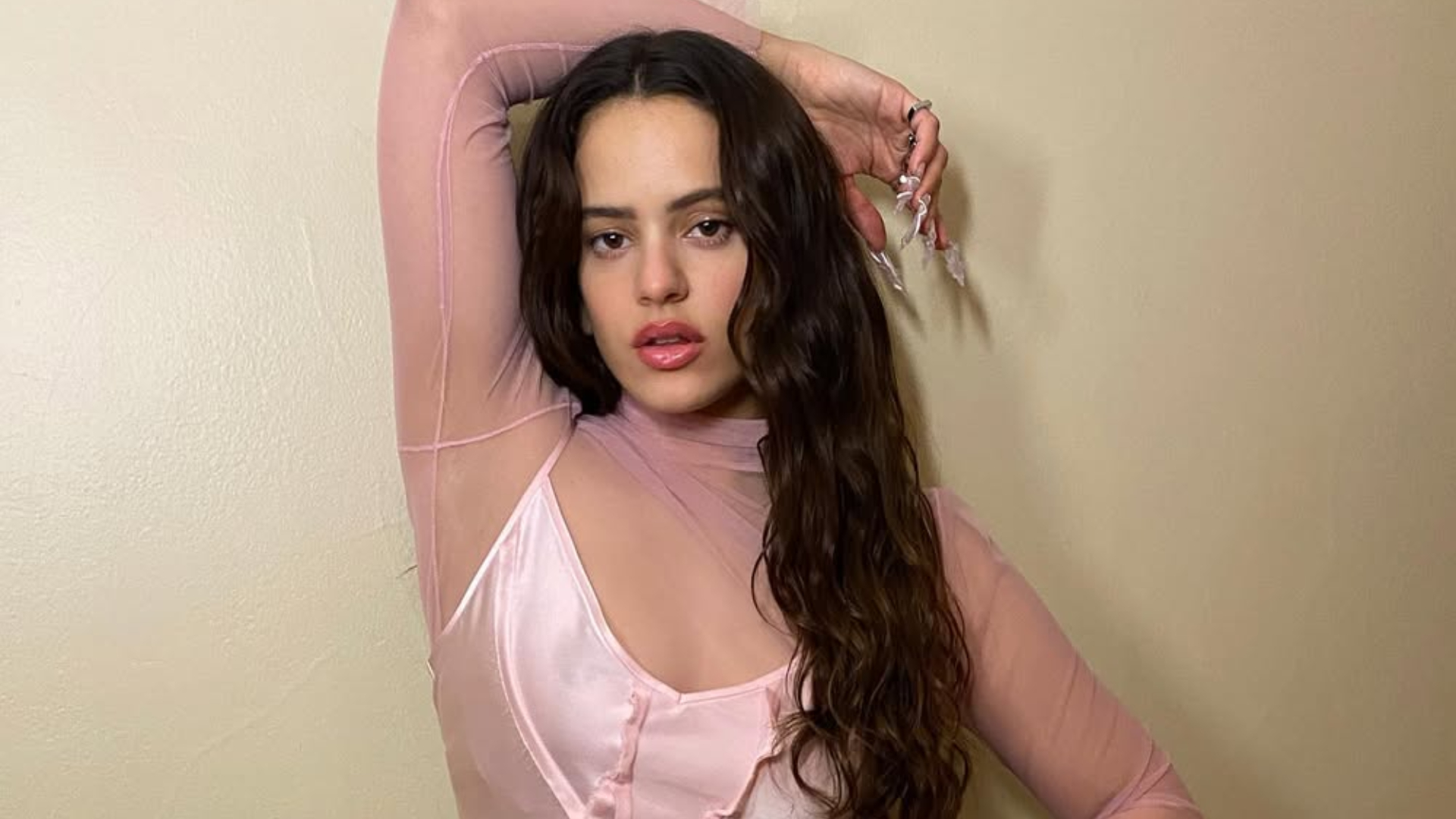 Rosalía revela o que considera “nojento” em homens e relembra episódio inusitado com um dos “maiores artistas do mundo”; assista Rosalía revela o que considera “nojento” em homens e relembra episódio inusitado com um dos “maiores artistas do mundo”; assista