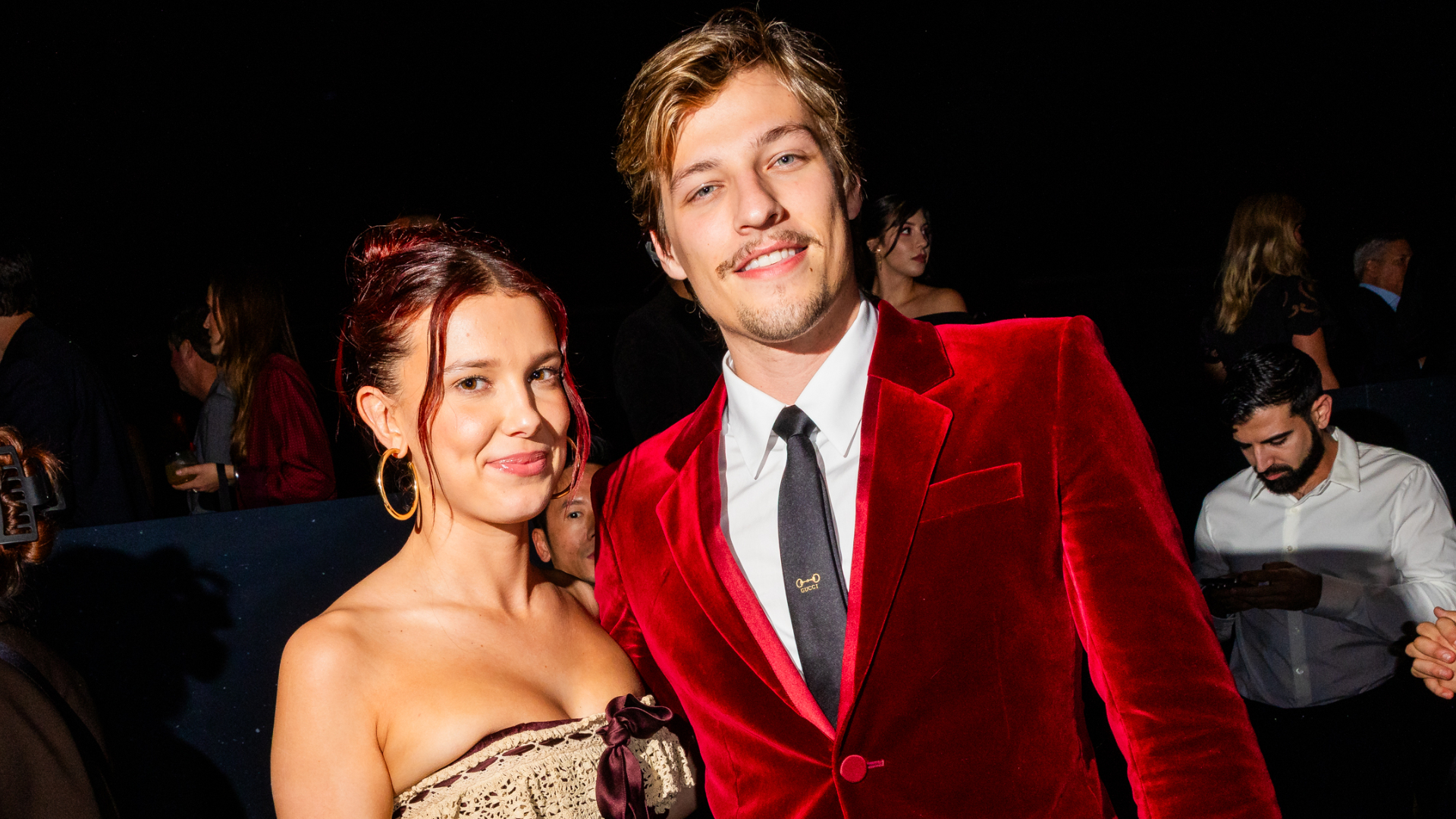 Millie Bobby Brown revela qual artista indicada ao Grammy cantou em seu casamento; assista