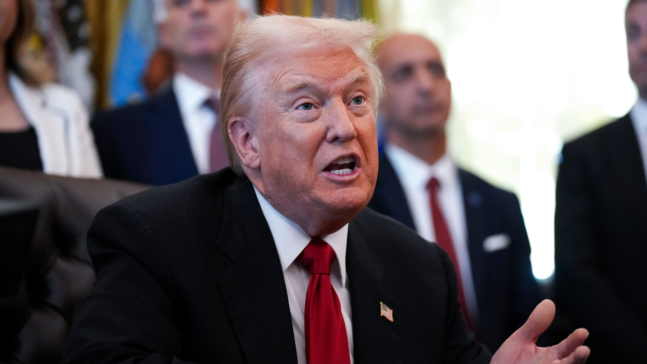 Coletiva de Trump é interrompida após homem passar mal ao vivo, e reação do presidente viraliza: “Nem fingiu”; assista Coletiva de Trump é interrompida após homem passar mal ao vivo, e reação do presidente viraliza: “Nem fingiu”; assista