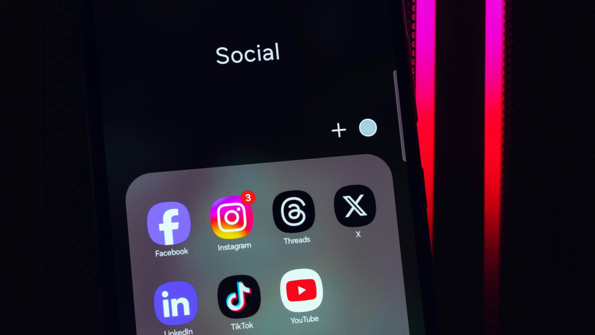 Twitter, ChatGPT e mais plataformas apresentam instabilidade; saiba a possível causa ChatGPT, X e mais plataformas apresentam instabilidade, e internautas relatam falhas (Panos Sakalakis/Unsplash)