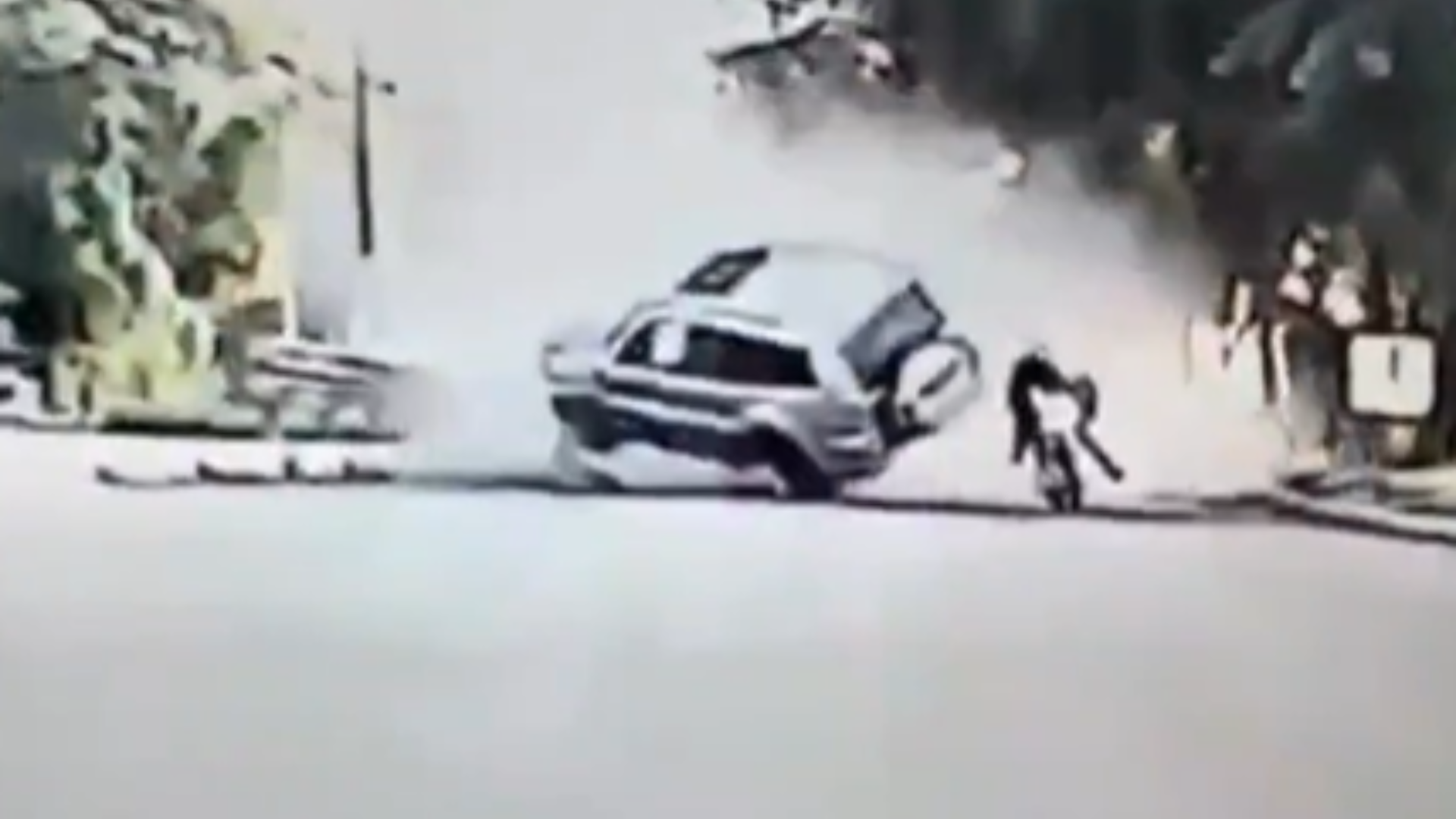 Carro capota várias vezes e por muito pouco não acerta motociclista no CE: “Me benzi”; vídeo impressiona