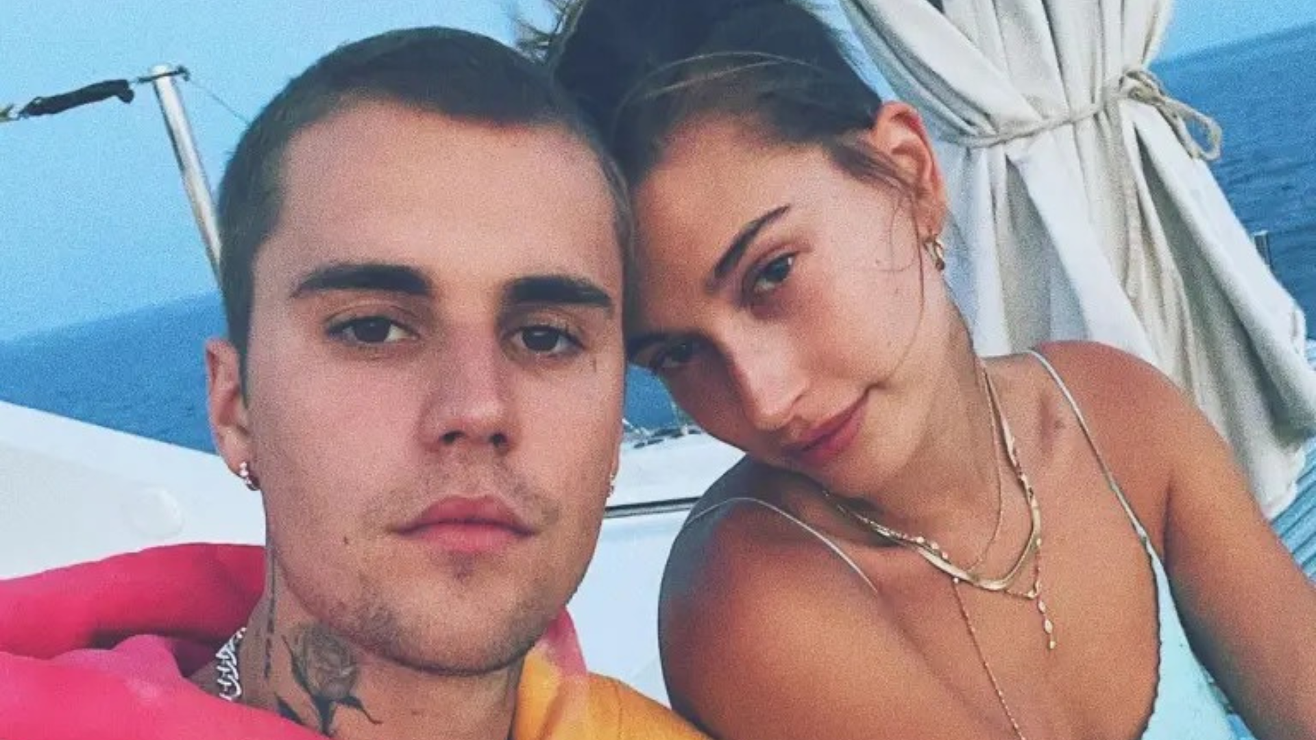 Hailey Bieber reage a questionamentos sobre ausência de Justin Bieber em seu aniversário e exibe “prova”; assista