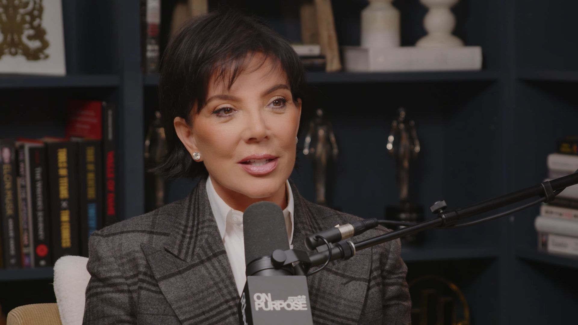 Kris Jenner finalmente explica por que continua próxima dos ex-companheiros polêmicos das filhas; assista Kris Jenner explica por que continua amiga dos ex-companheiros das filhas (Foto: Reprodução/ YouTube)