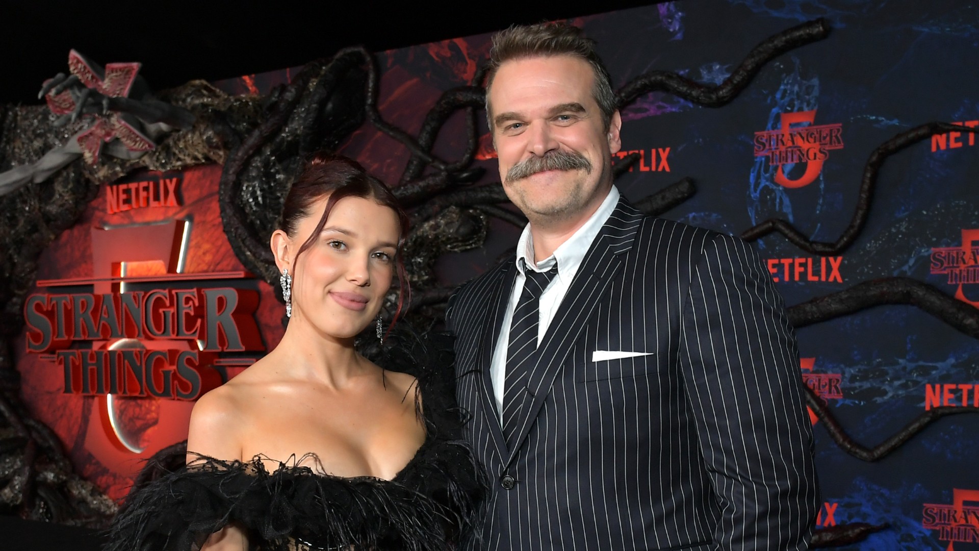 Stranger Things: Millie Bobby Brown quebra o silêncio sobre relação com David Harbour após rumores de denúncia nos bastidores; assista Foto: Getty