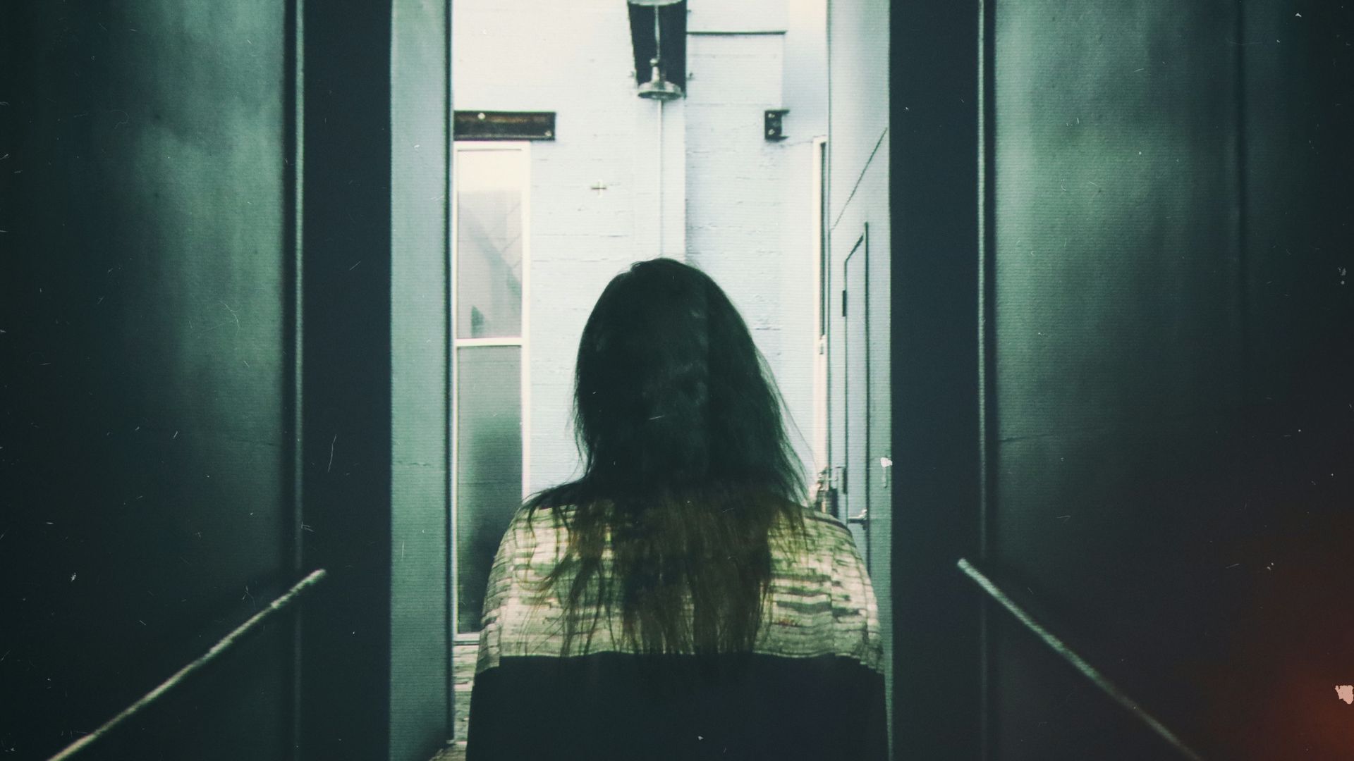 Adolescente é resgatada após passar dois anos presa e torturada pela mãe e pelo padrasto em GO Adolescente é resgatada após ficar dois anos presa em casa e ser torturada pela mãe e o padrasto em GO (Foto: Unsplash)