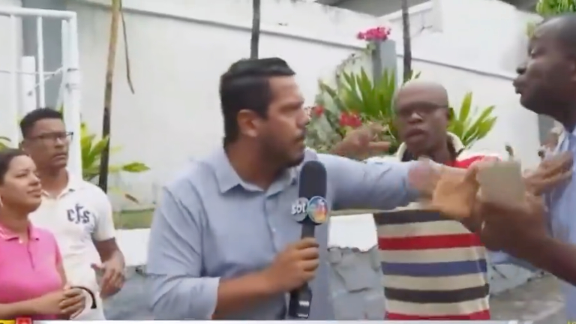 Esposa de pastor evangélico se apaixona por fiel, e reportagem termina em confusão ao vivo na Bahia: “Vai pro diabo”; assista Esposa de pastor evangélico se apaixona por fiel, e reportagem termina em confusão ao vivo na Bahia: “Vai pro diabo”; assista