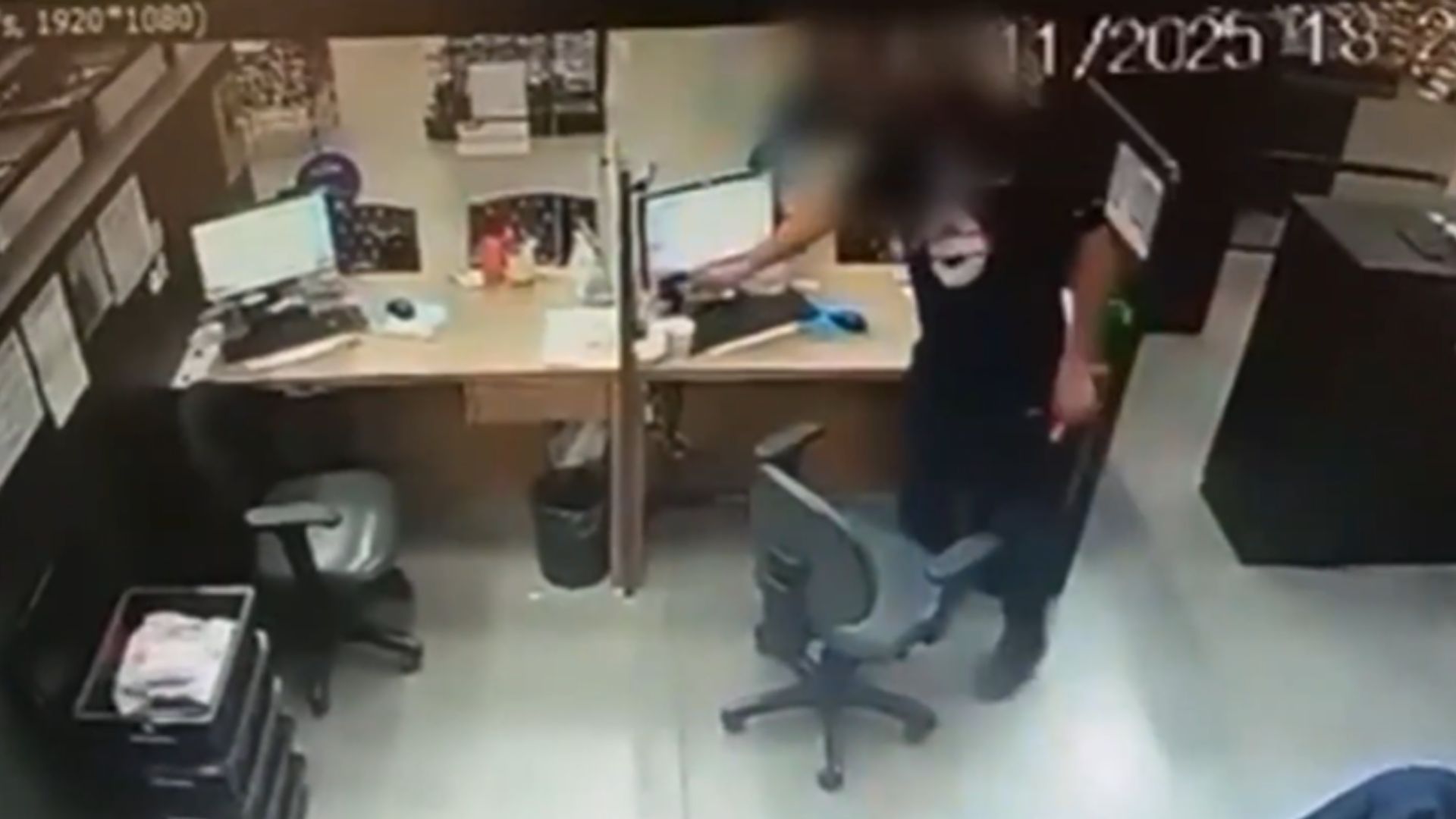 Vídeo: Homem é preso no PR por colocar sêmen no sorvete de colega de trabalho; polícia faz revelação sobre o suspeito Vídeo: Homem é preso ao colocar sêmen no sorvete do colega de trabalho em Araucária (Foto: Reprodução/ Band)
