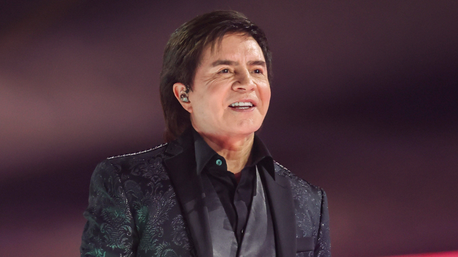 Xororó mostra cicatriz de tiro que levou em apresentação no início da carreira e relembra fuga de mordida de chimpanzé; assista Xororó mostra cicatriz de tiro que levou em apresentação no início da carreira e relembra fuga de mordida de chimpanzé; assista