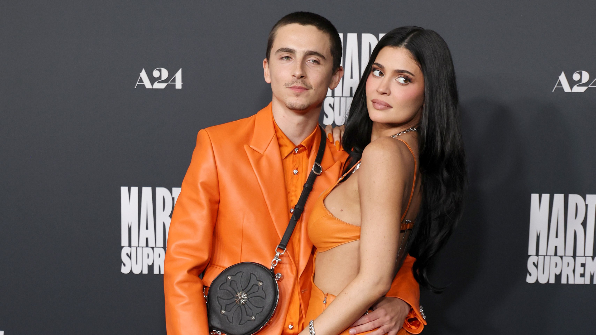 Por que Timothée Chalamet e Kylie Jenner usaram roupas da mesma cor na première de ‘Marty Supreme’? Saiba o motivo