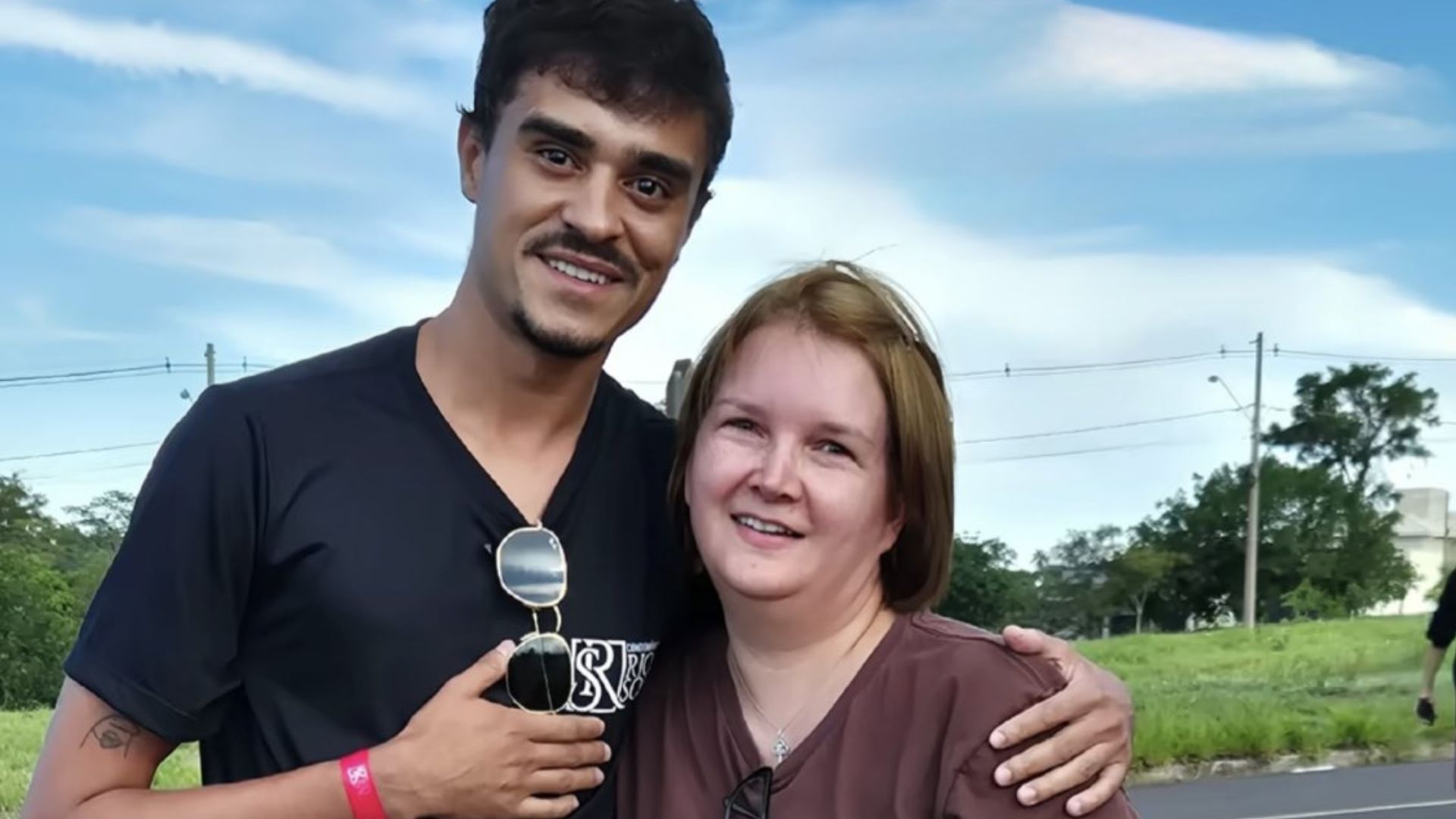 Internauta surpreende ao revelar bastidores de foto com Elize Matsunaga que viralizou: “Sou muito fã”; assista