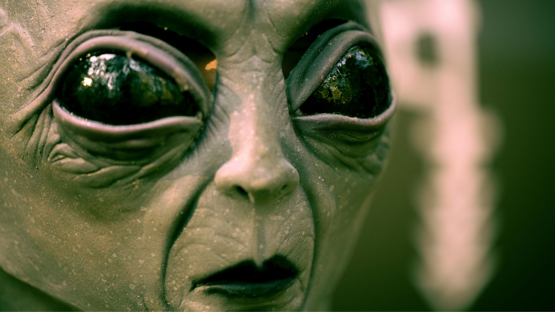 Ufólogo choca ao detalhar caso de homem que teria mantido relações sexuais com ETs: “Levaram para dentro da nave”; assista