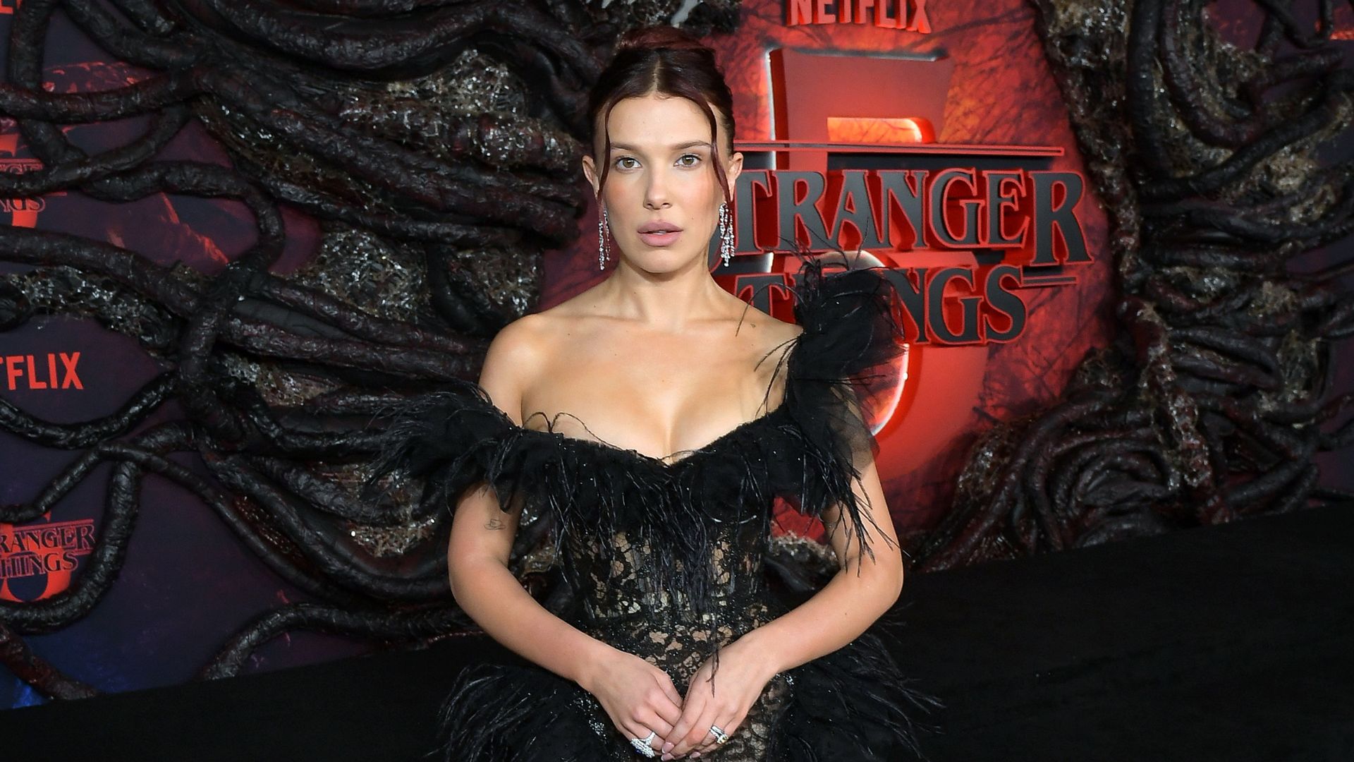 Fonte revela real motivo da ausência de Millie Bobby Brown na festa de encerramento de “Stranger Things”