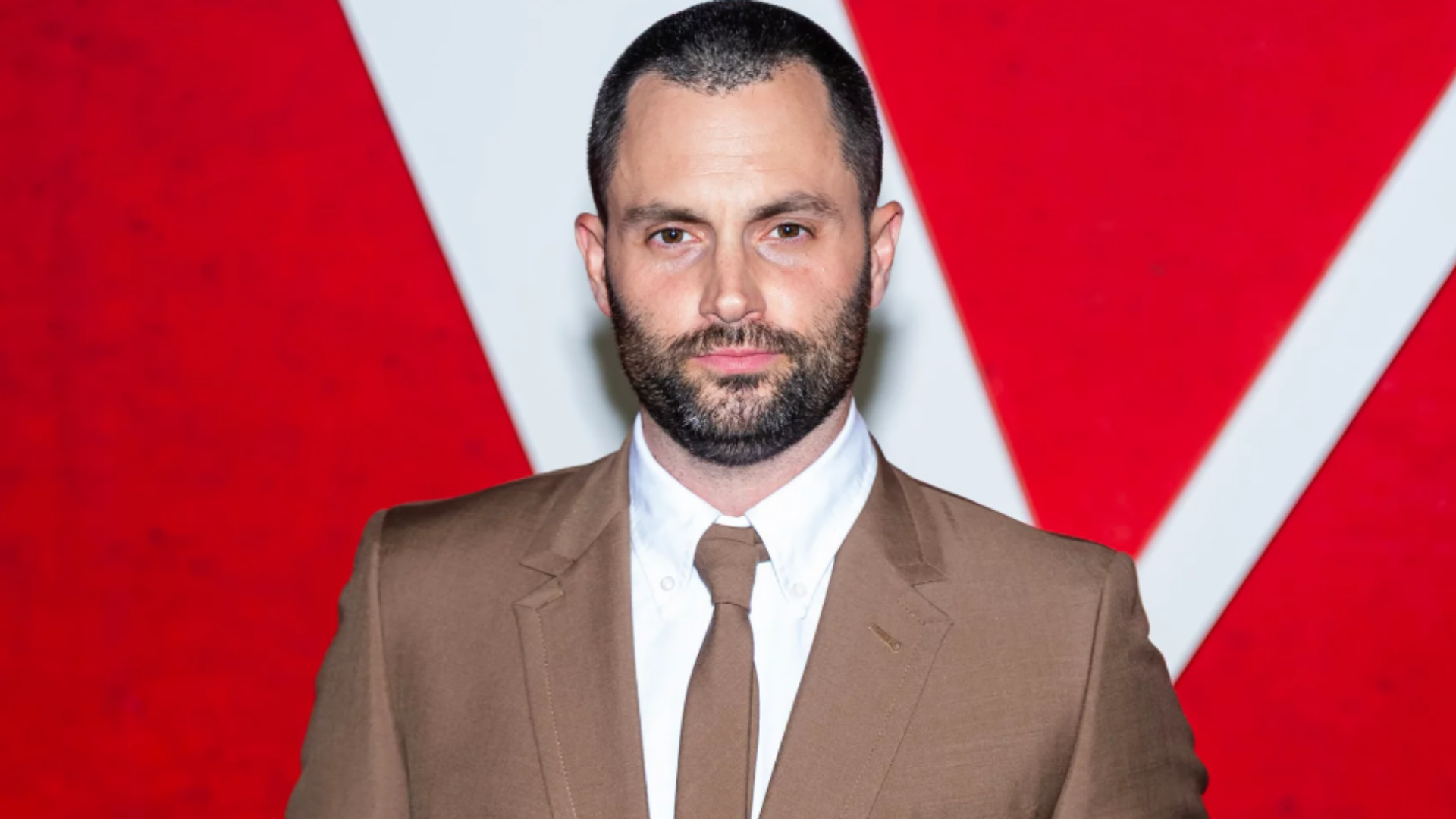 Penn Badgley revela transformação física intensa para viver novo papel: “Corpo de astro da Marvel”