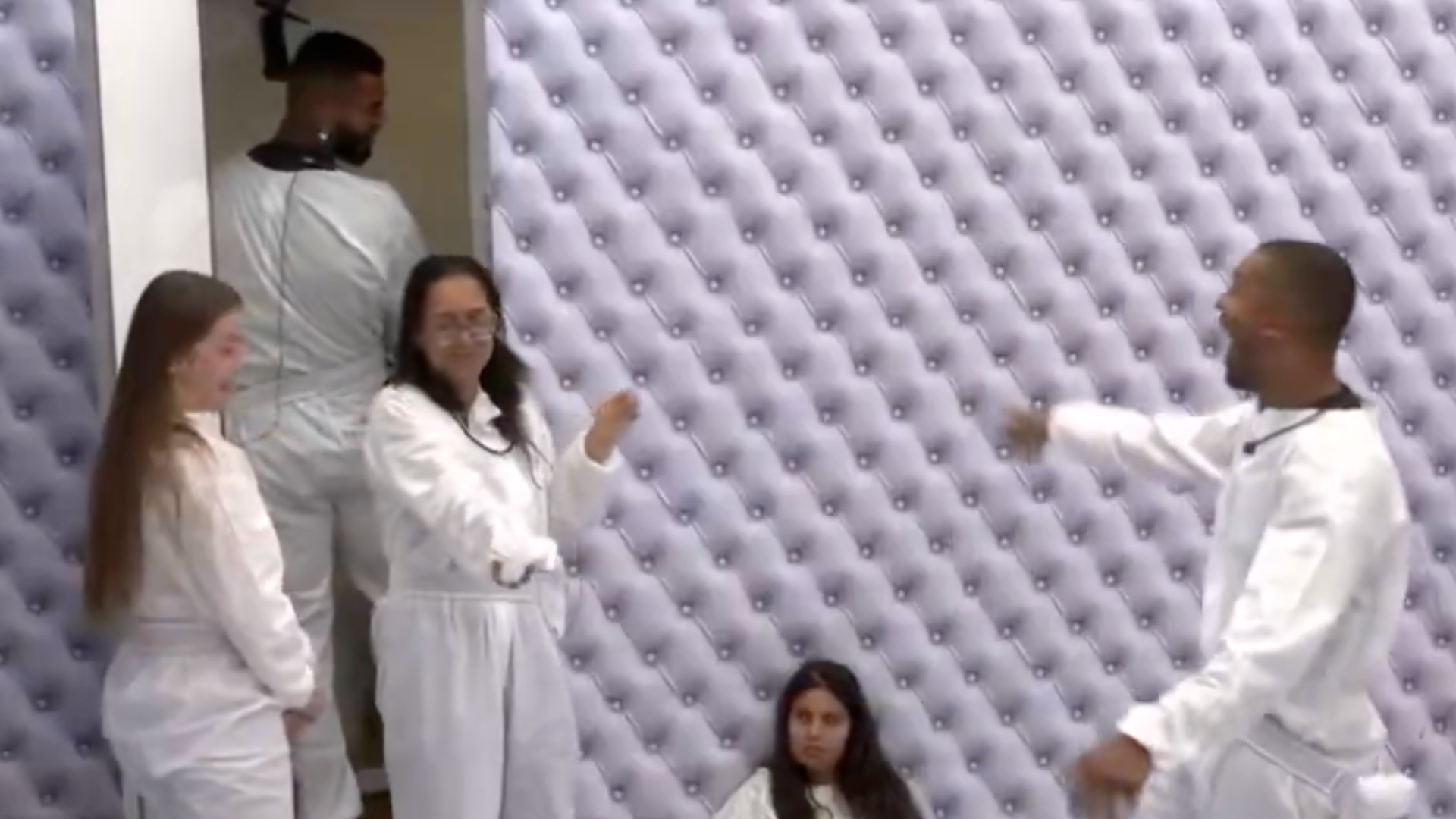 BBB 26: Participantes encontram cocô na parede do banheiro do Quarto Branco e apontam possível culpado; assista