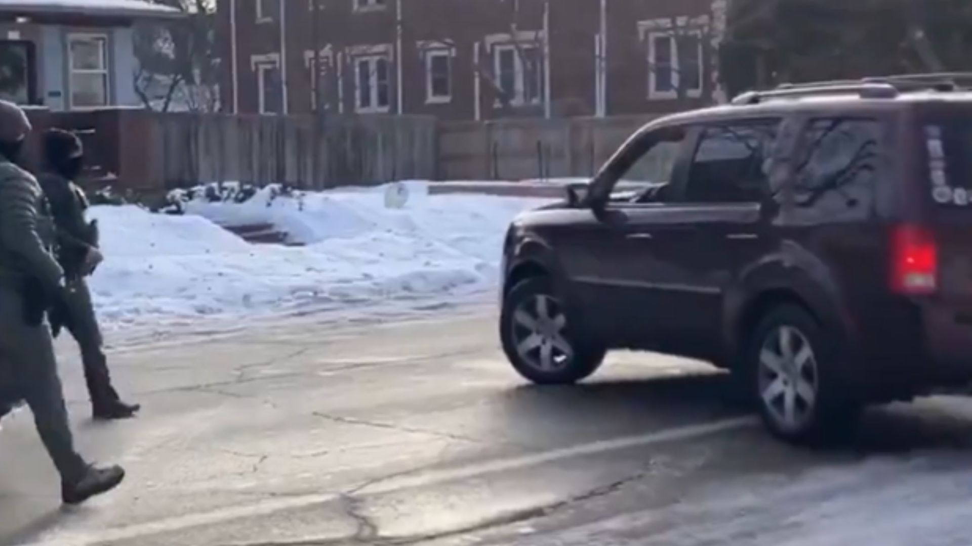 Vídeo feito por agente do ICE mostra momento em que mulher é morta a tiros nos EUA