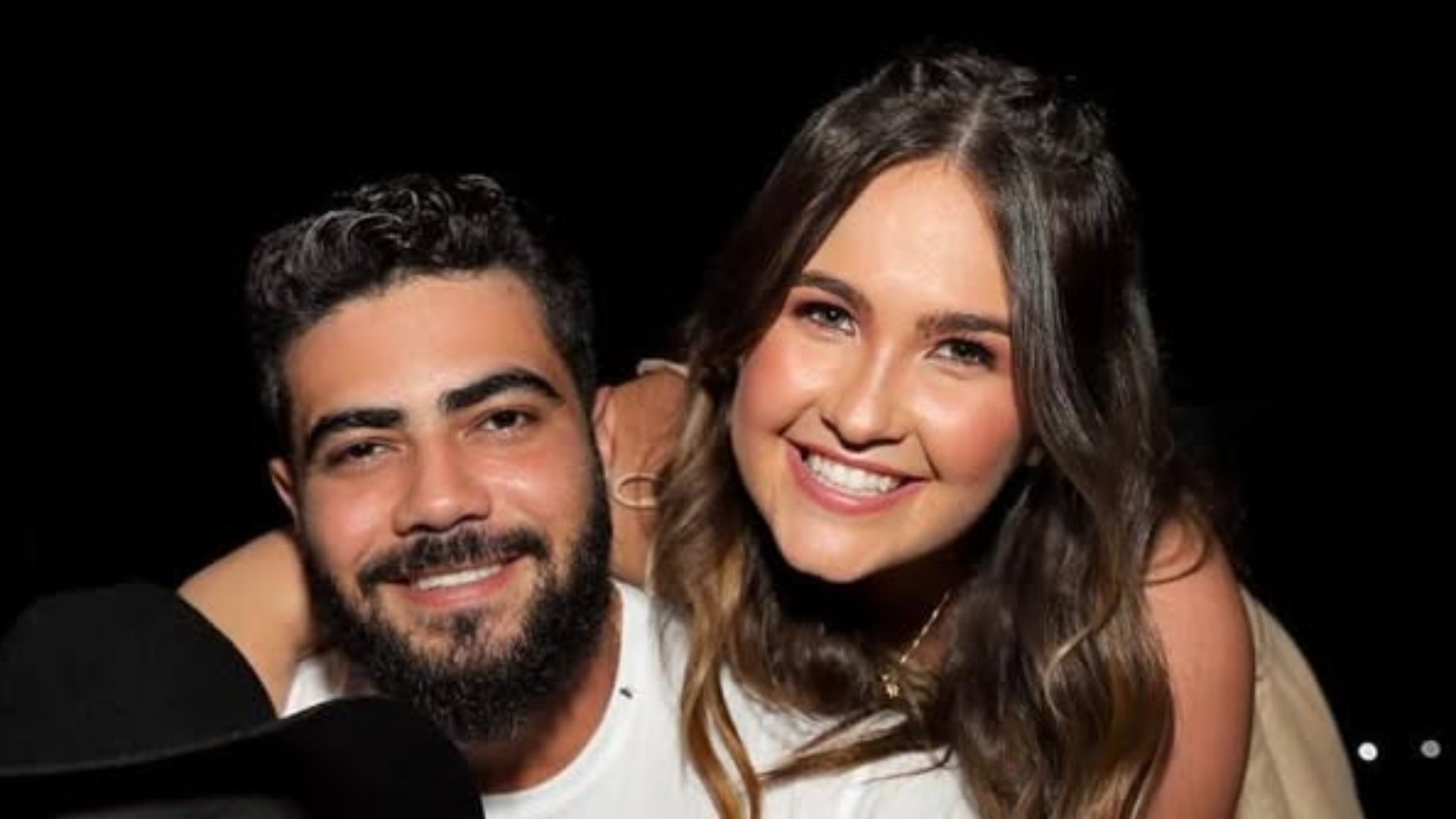 Esposa de Henrique, da dupla com Juliano, é presa nos EUA; polícia divulga detalhes e foto na delegacia