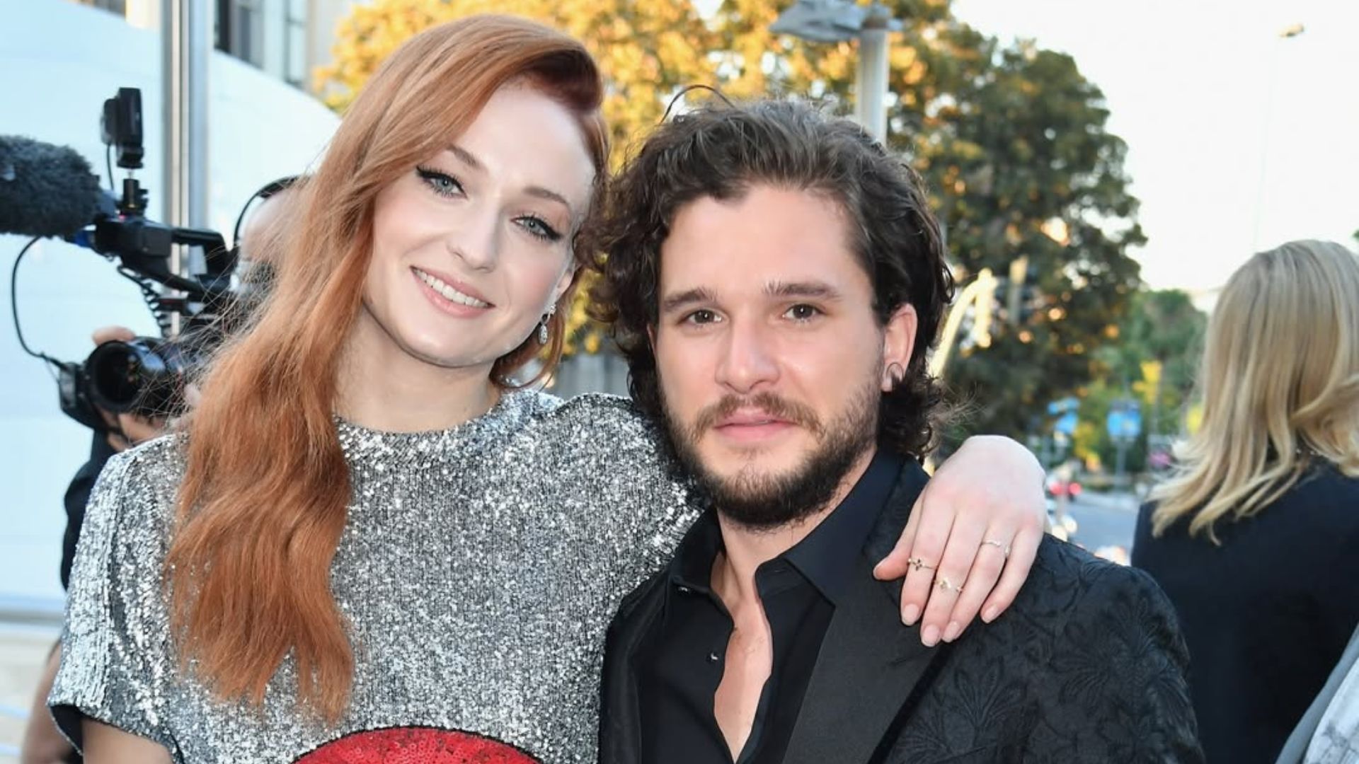 Sophie Turner e Kit Harington têm reação HILÁRIA em cena de beijo após anos interpretando “irmãos” em “Game of Thrones”; assista