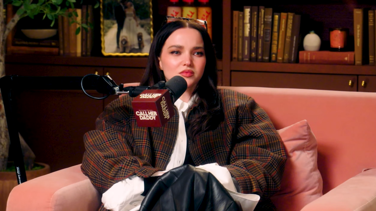 Dove Cameron relembra infância marcada por tragédia com melhor amiga e fala sobre trauma pela morte do pai. (Foto: Reprodução/Call Her Daddy)