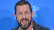 Adam Sandler detona história viral criada por IA sobre filha em loja da Chanel: "Insana e inventada". (Foto: Getty)