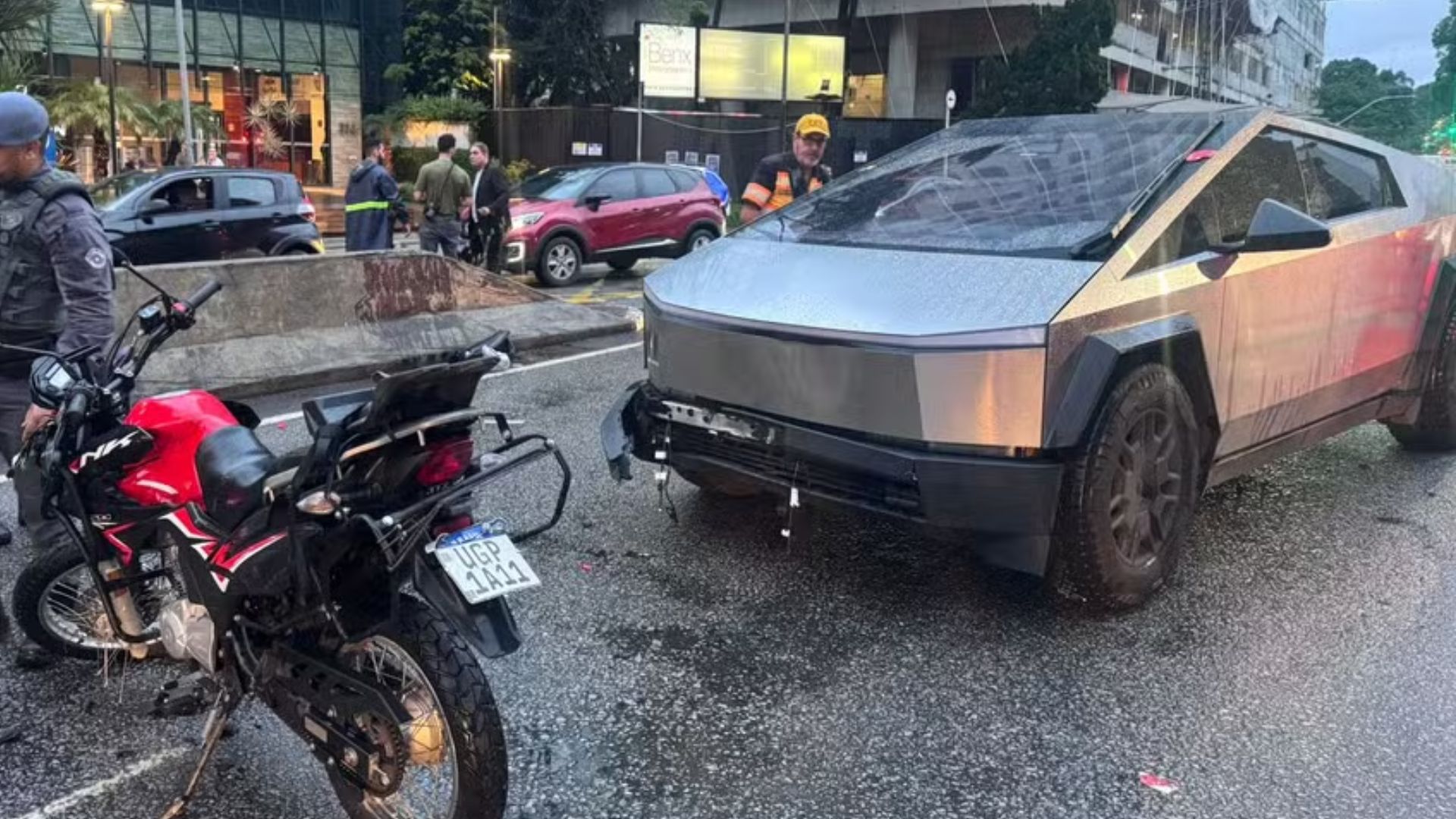 Vídeo da câmera interna do Tesla Cybertruck mostra o momento exato da colisão com moto em SP