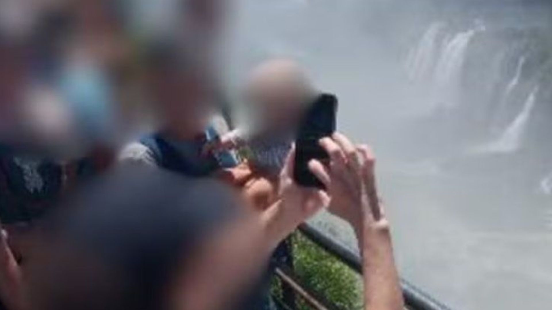 Homem arrisca vida de bebê em mirante das Cataratas do Iguaçu para tirar foto; administração se pronuncia