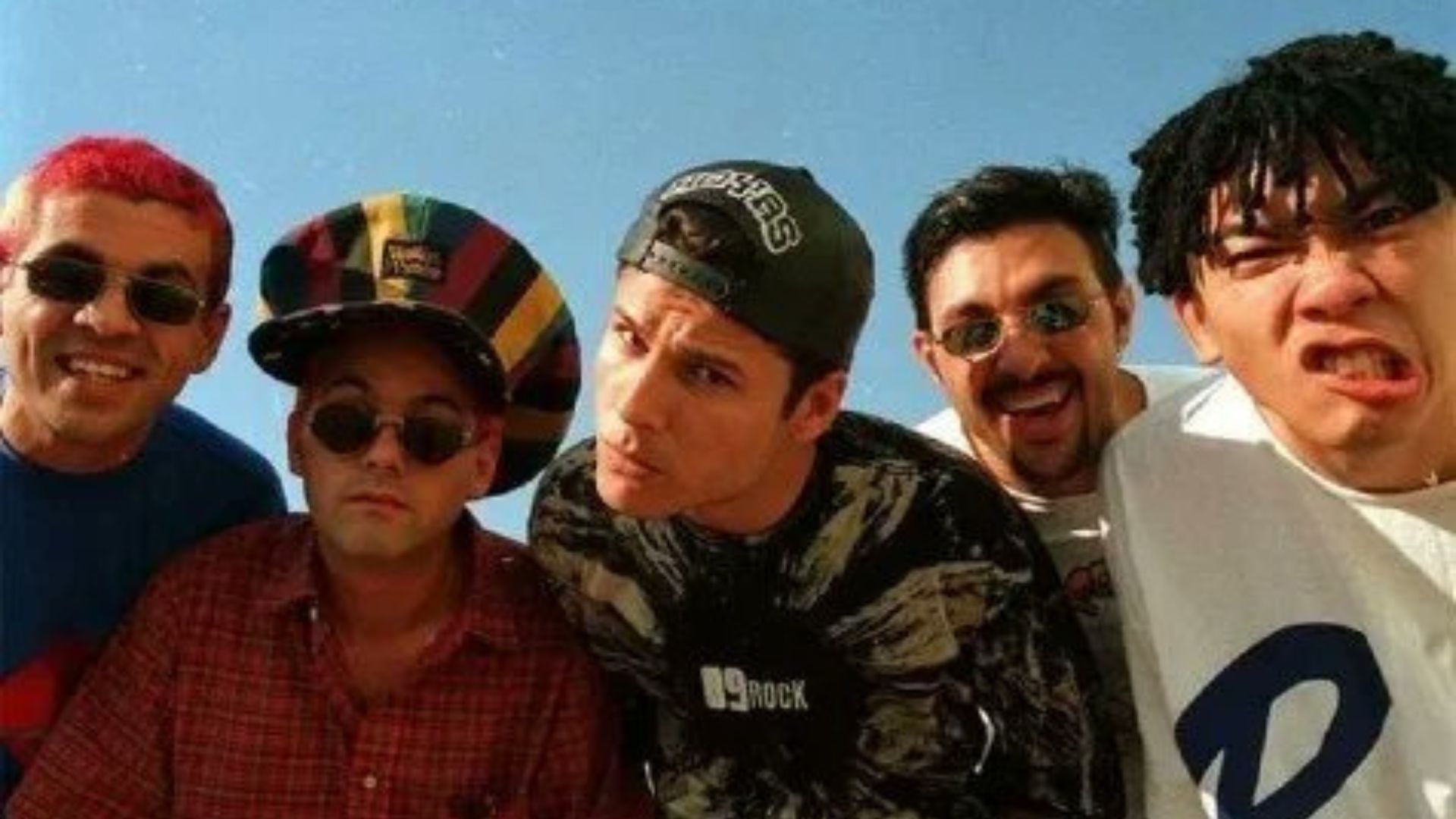 Mamonas Assassinas: Veja fotos da jaqueta encontrada sobre o caixão de Dinho durante exumação