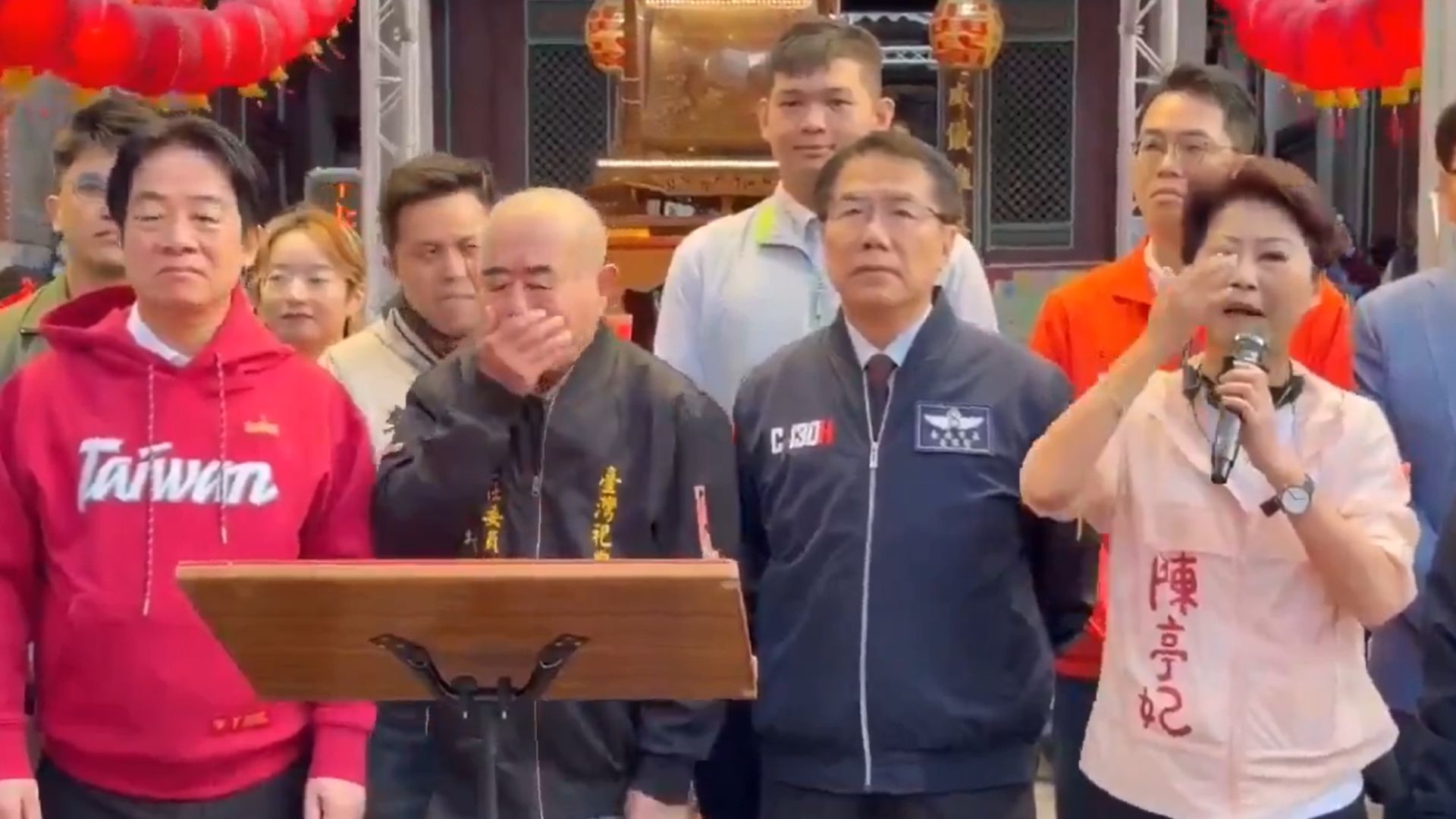 Vídeo: Homem passa mal e vomita no presidente de Taiwan durante evento oficial